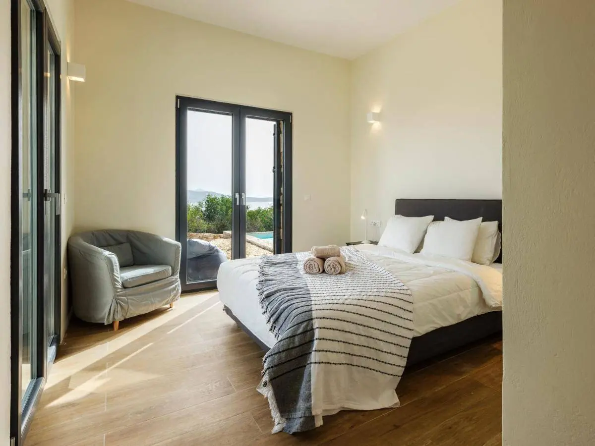 Antiparos exclusive villa with 5 private suites