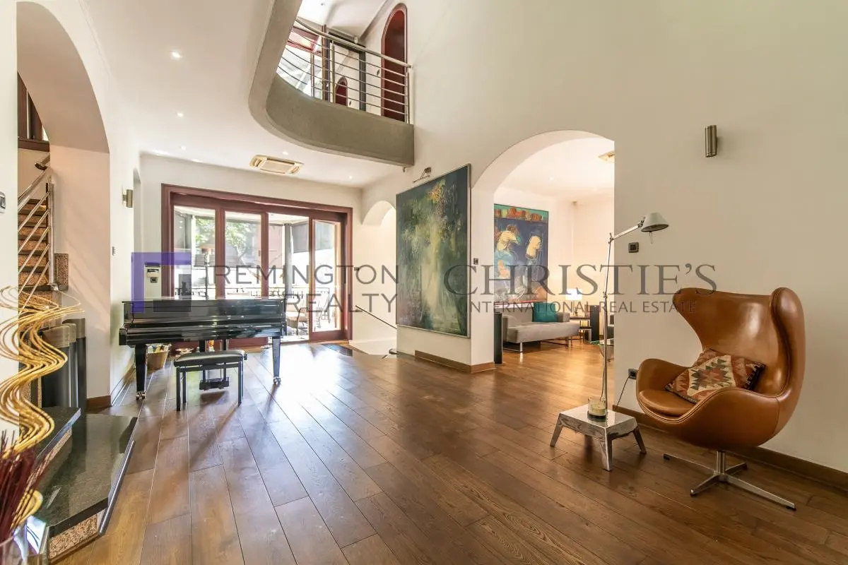 bh-e9f4db6a1a53 Distinguished City Villa in the Heart of the Urban Core