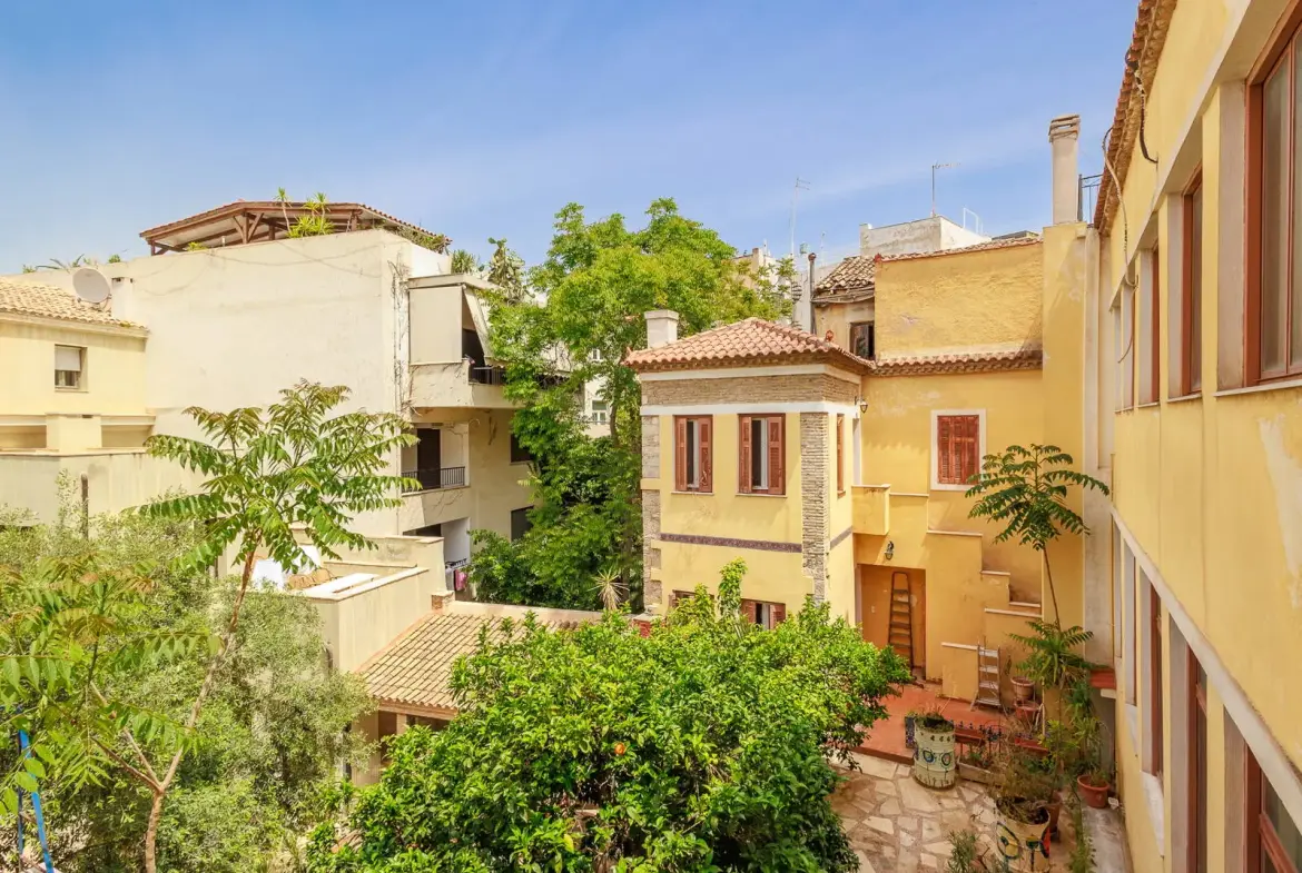 Historic detached house in Plaka with large courtyard