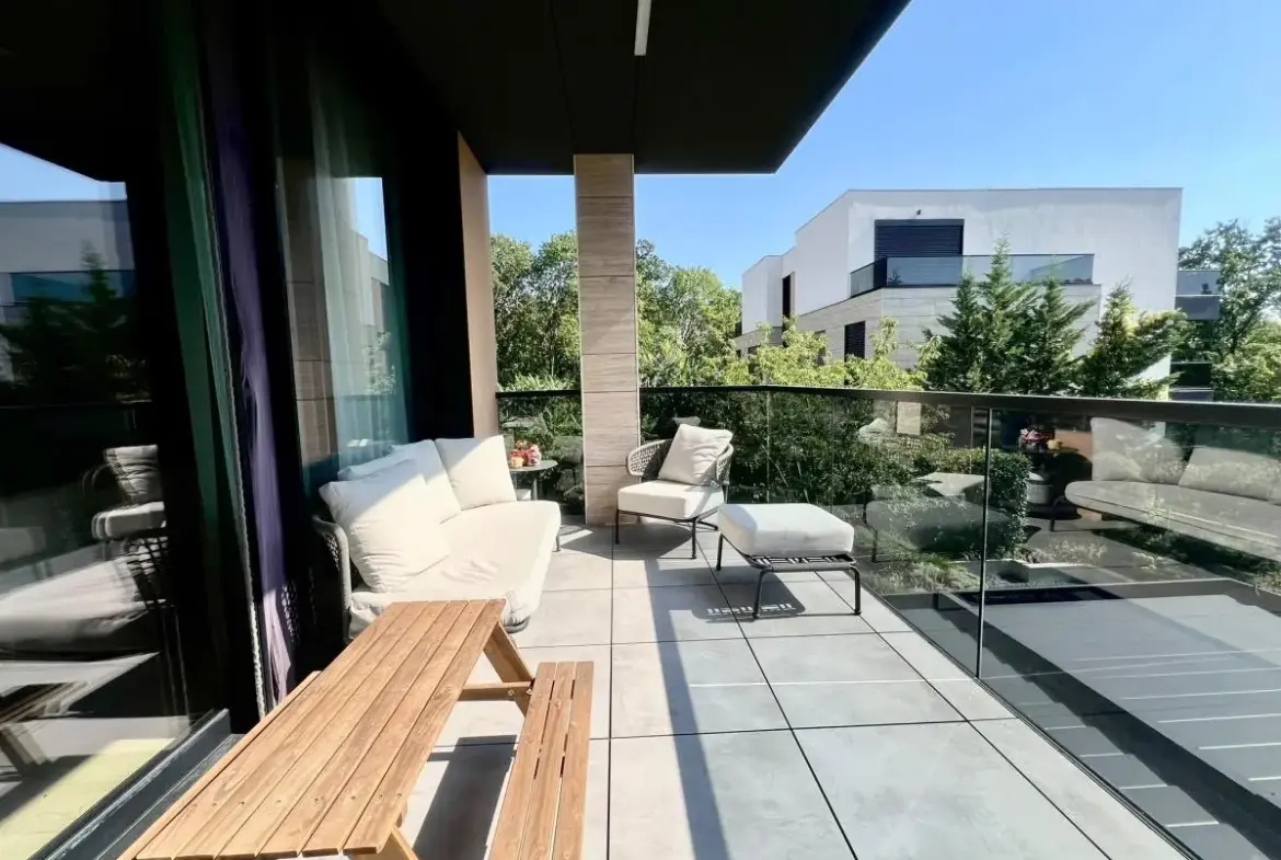 Family apartment with 2 garage parking spaces and a storage room