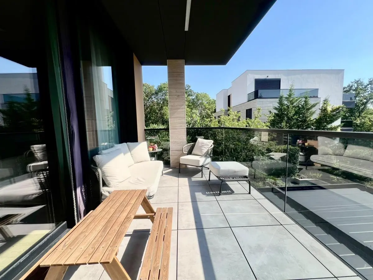 Family apartment with 2 garage parking spaces and a storage room