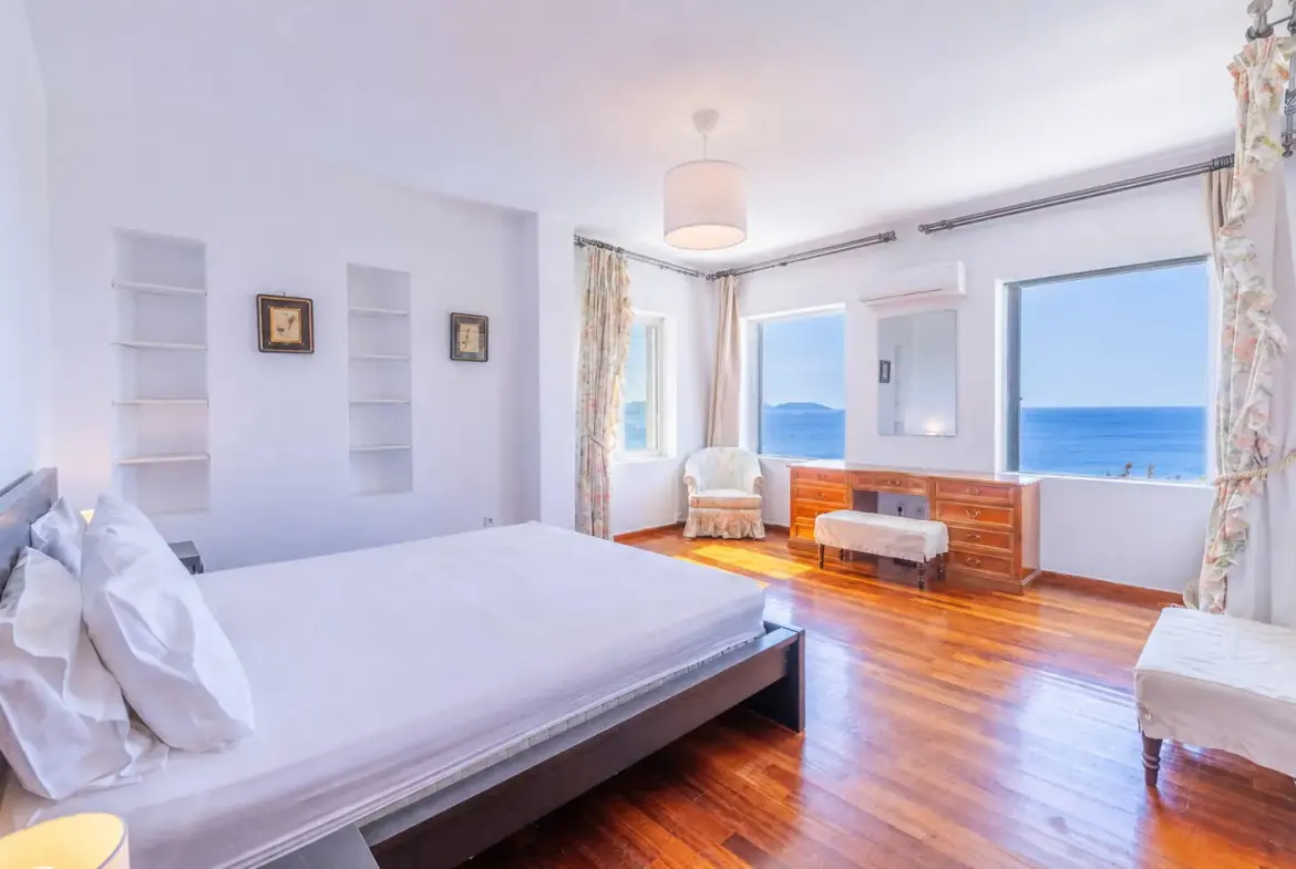 Front sea view villa with private pool in Lagonisi