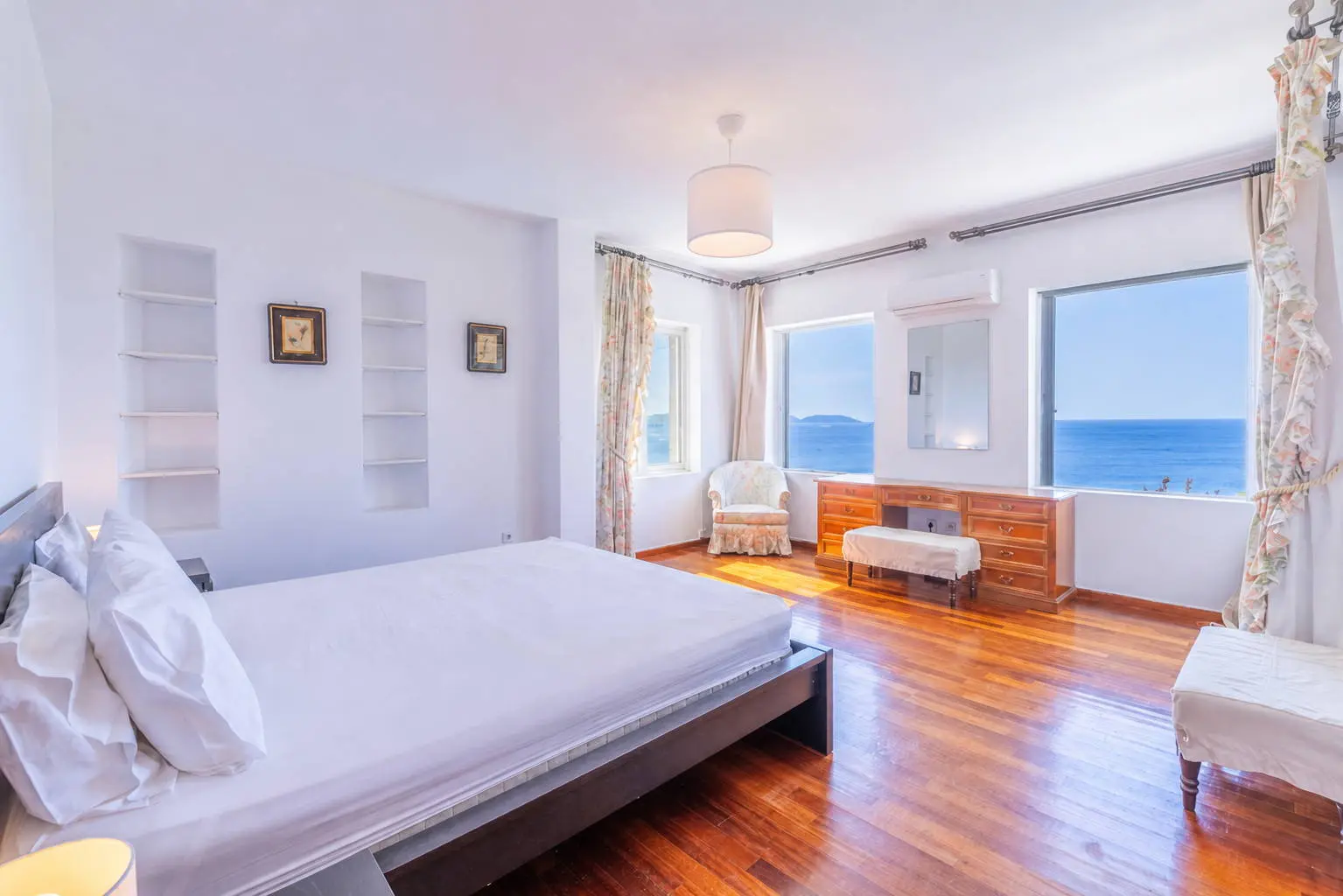 Front sea view villa with private pool in Lagonisi