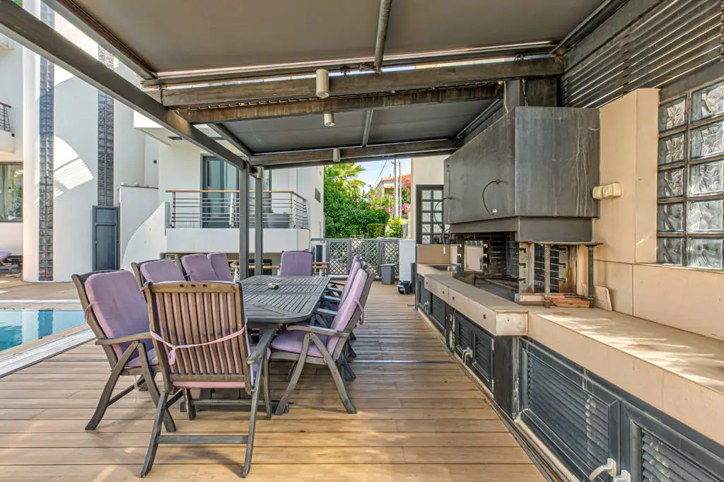 Rare Private Villa Complex in Glyfada – A Unique Family Opportunity