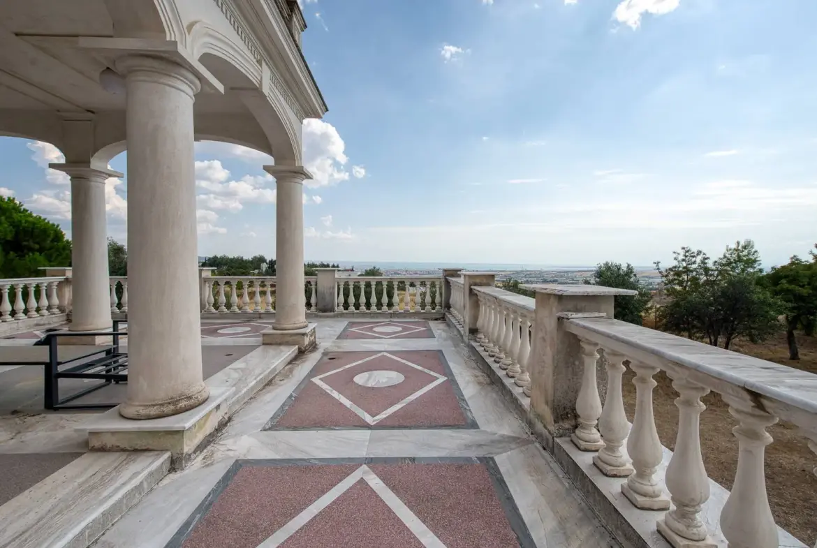 Investment villa with panoramic views and an indoor pool