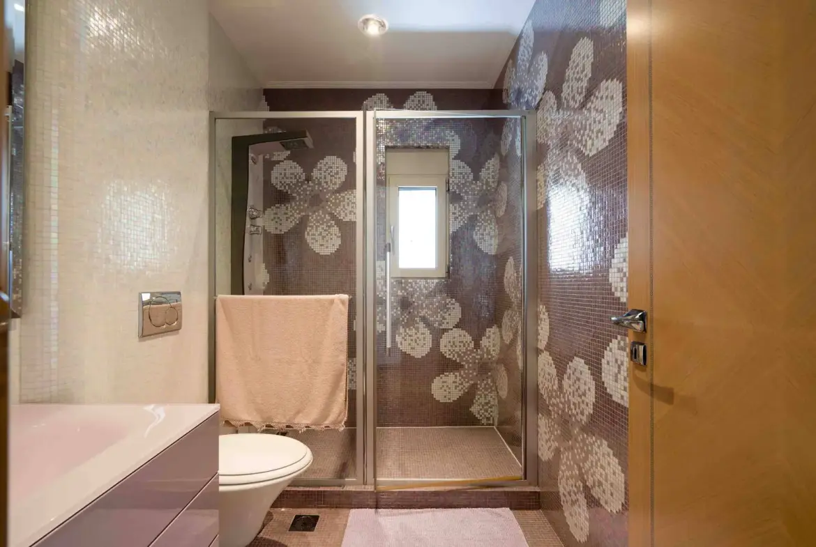 Detached residence of 666 sq.m. with garden and heated pool