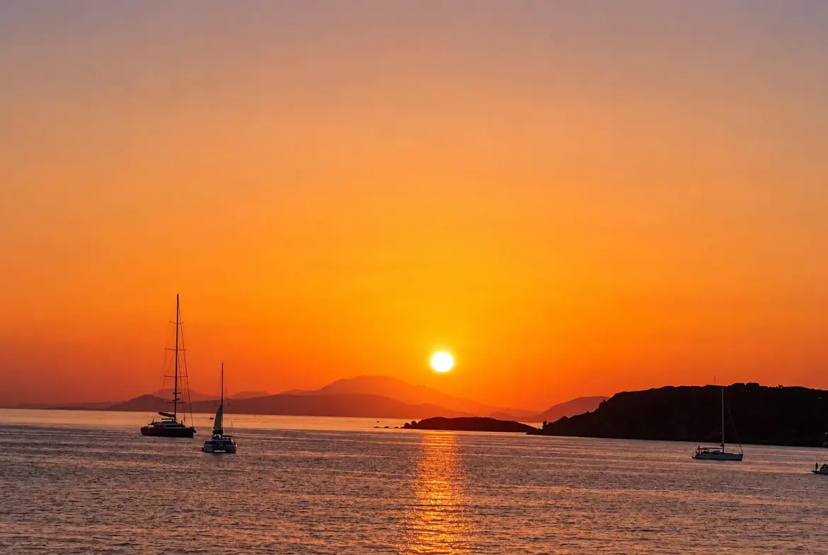 Exclusive luxury villa in Kavouri with private pool, gym & sea views