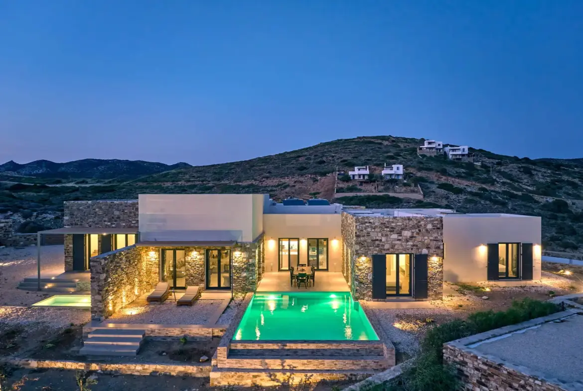 Antiparos exclusive villa with 5 private suites
