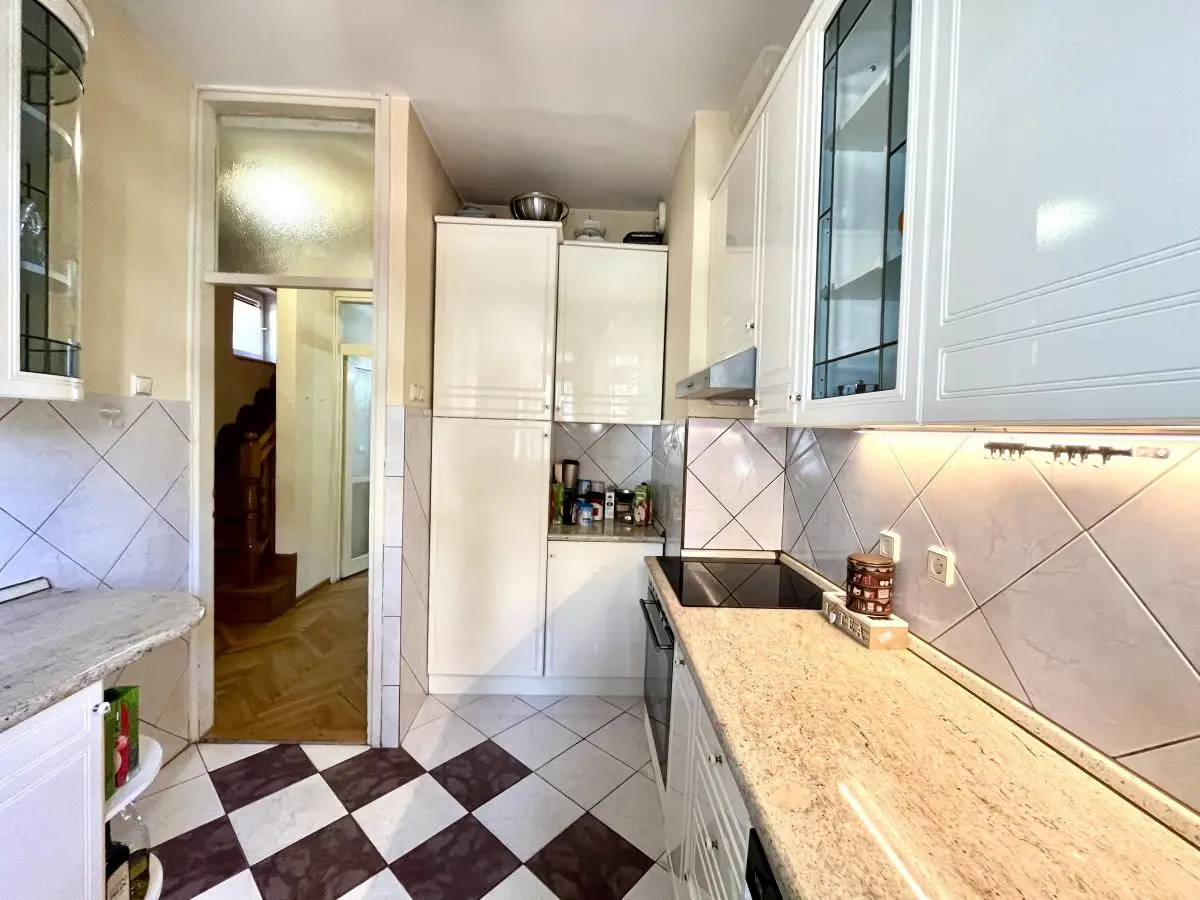 bh-fdaefec87f28 Spacious apartment in Voždovac with 5 bedrooms and a private courtyard