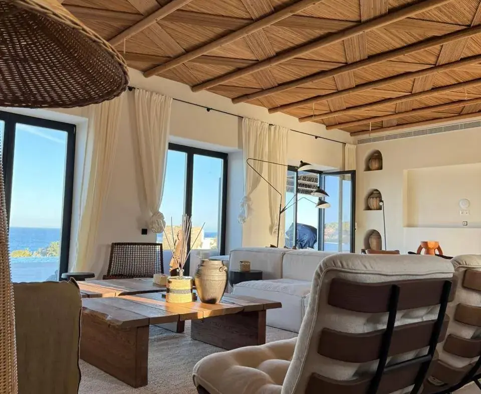 Contemporary seafront 4-bedroom villa in Tripiti, Paros