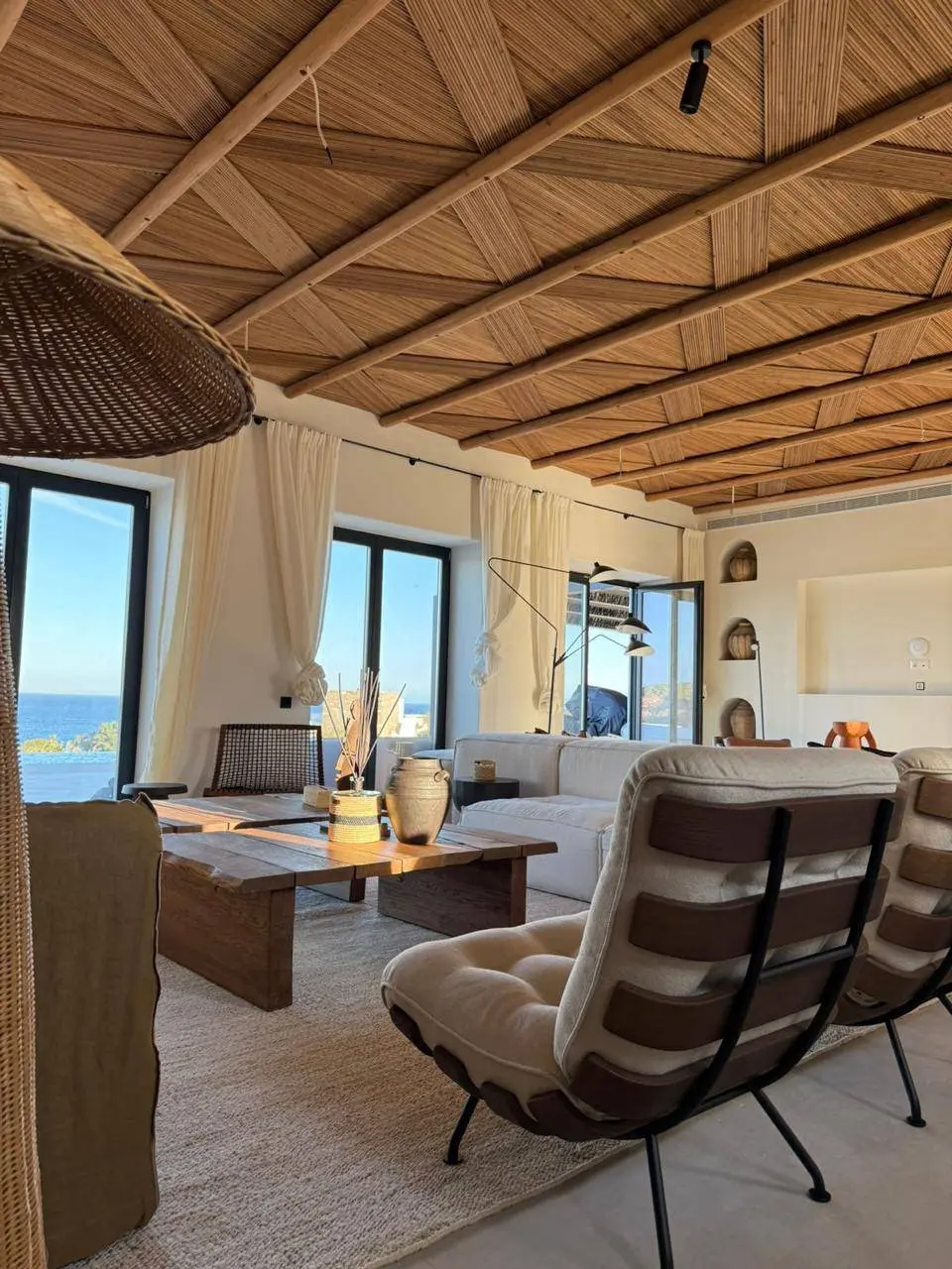 Contemporary seafront 4-bedroom villa in Tripiti, Paros