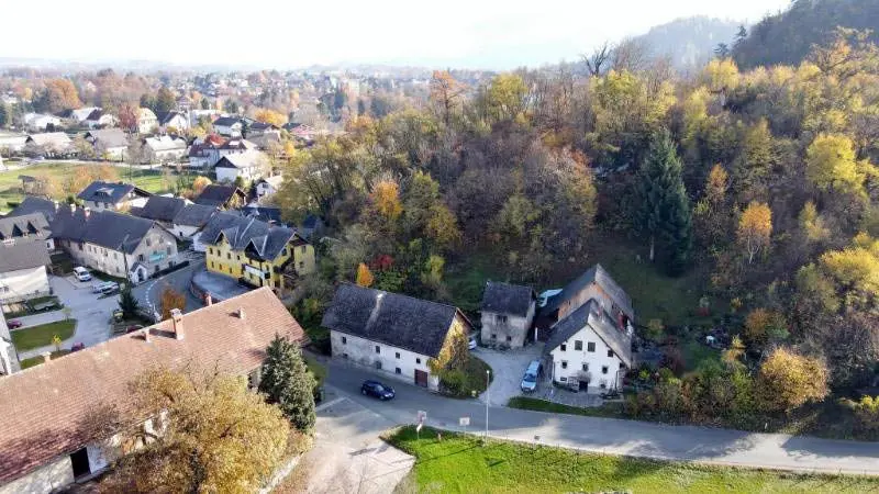 Bled – Authentic farmhouse with a barn, or a great investment opportunity, on a very desirable location in Bled