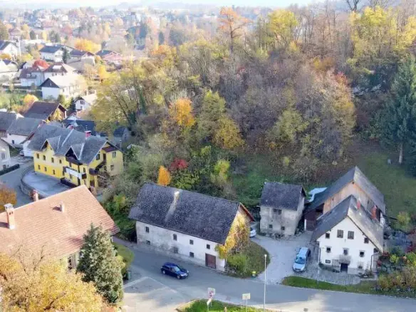 Bled – Authentic farmhouse with a barn, or a great investment opportunity, on a very desirable location in Bled