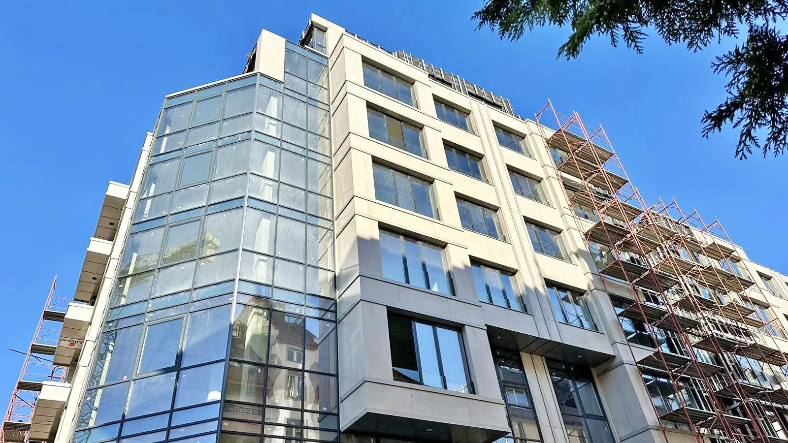 c0d342bcce65415a59bdf27257f41e4e Three-room apartment in a luxury building in Lozenets for sale