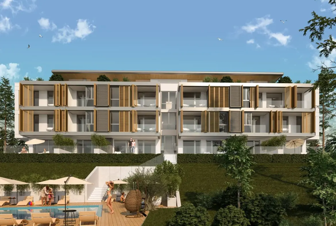 Four-bedroom penthouse in a park setting with panoramic sea and mountain views