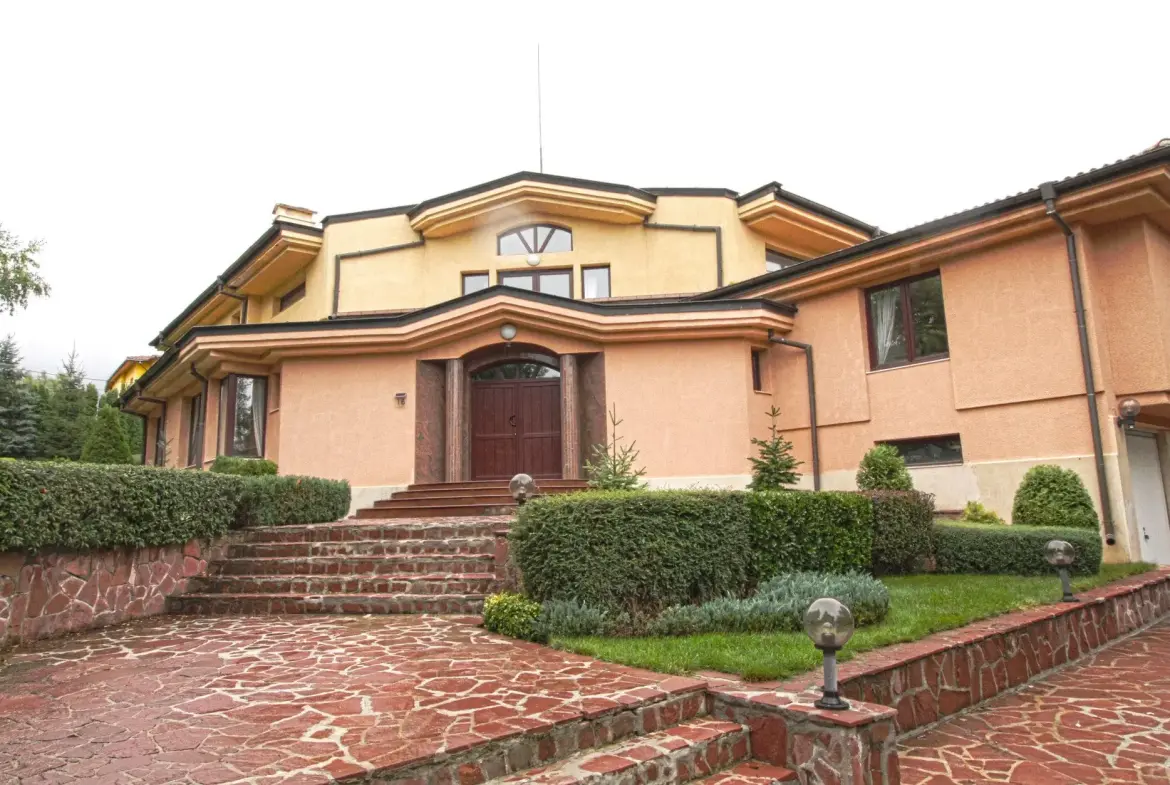 Spacious semi-furnished house in a gated community in Simeonovo.