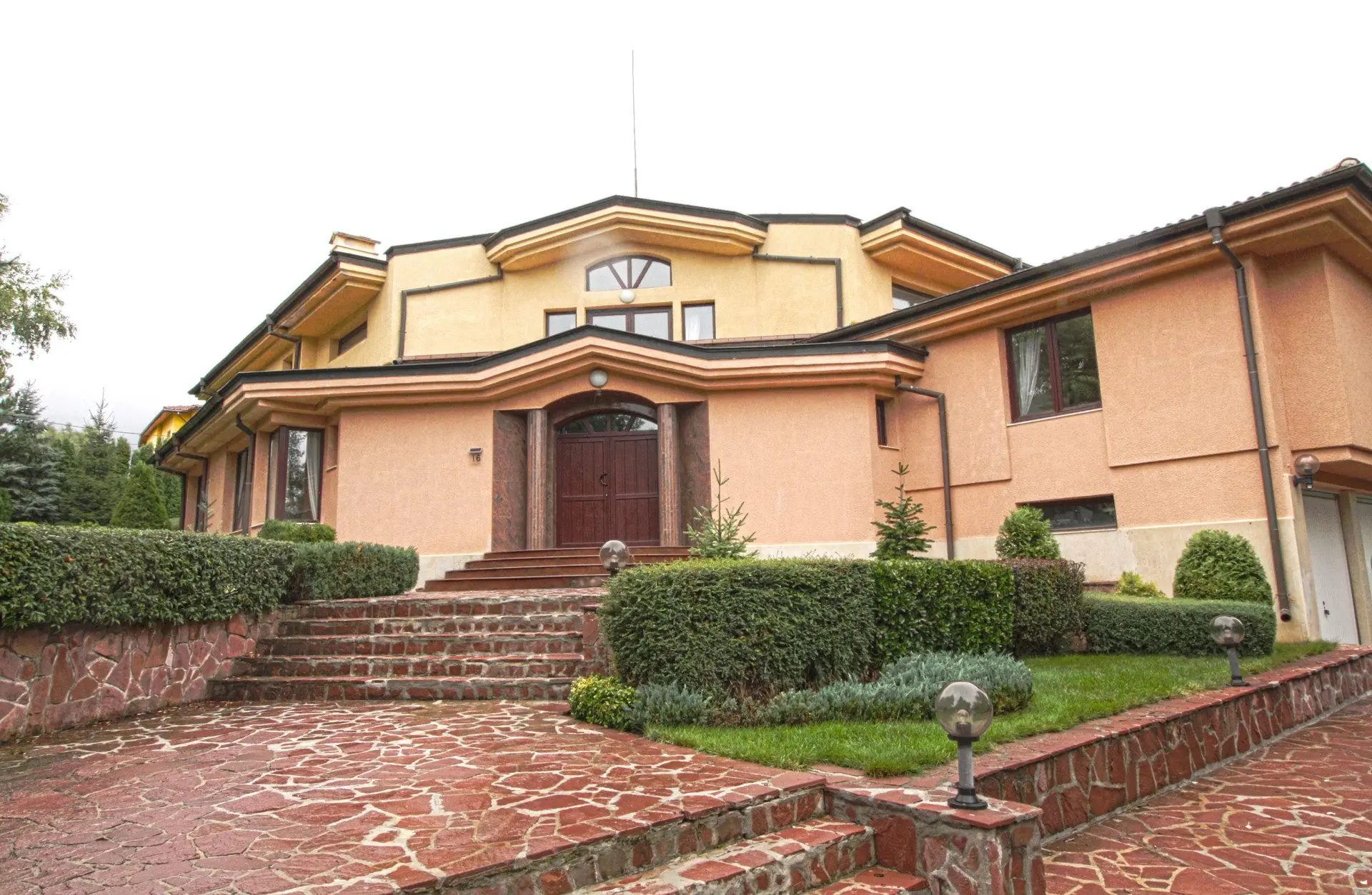 Spacious semi-furnished house in a gated community in Simeonovo.