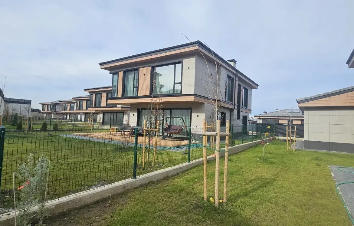 Detached house with a yard in a new gated complex in the village of Lozen for sale