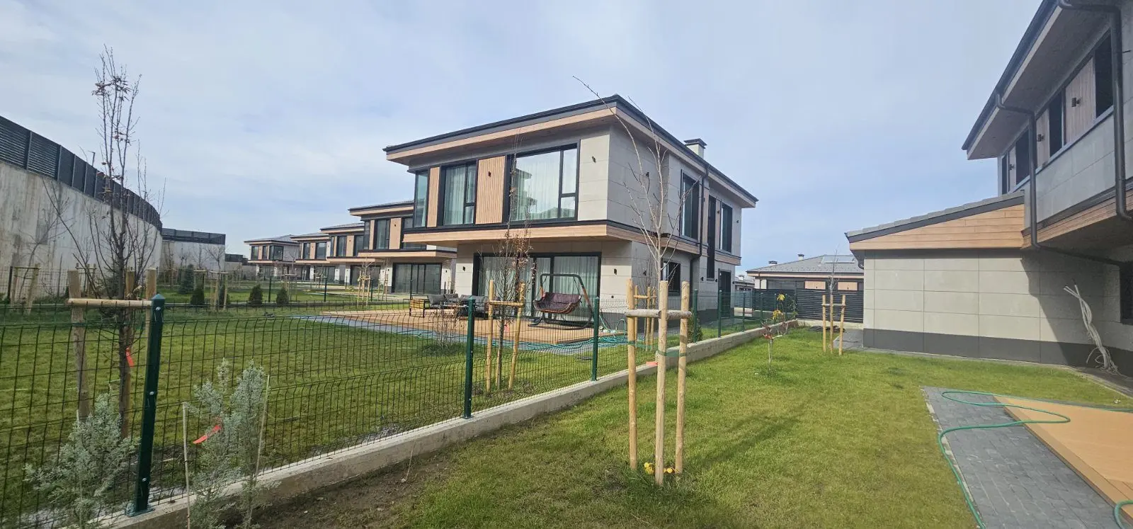 c379311aa03fca84c334a3f29c72f2e4 Detached house with a yard in a new gated complex in the village of Lozen for sale