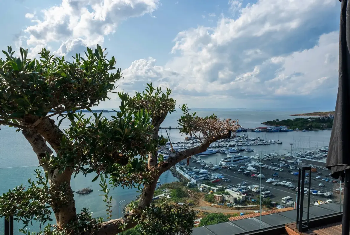 Penthouse with an infinity pool and a view of Marina Port Sozopol