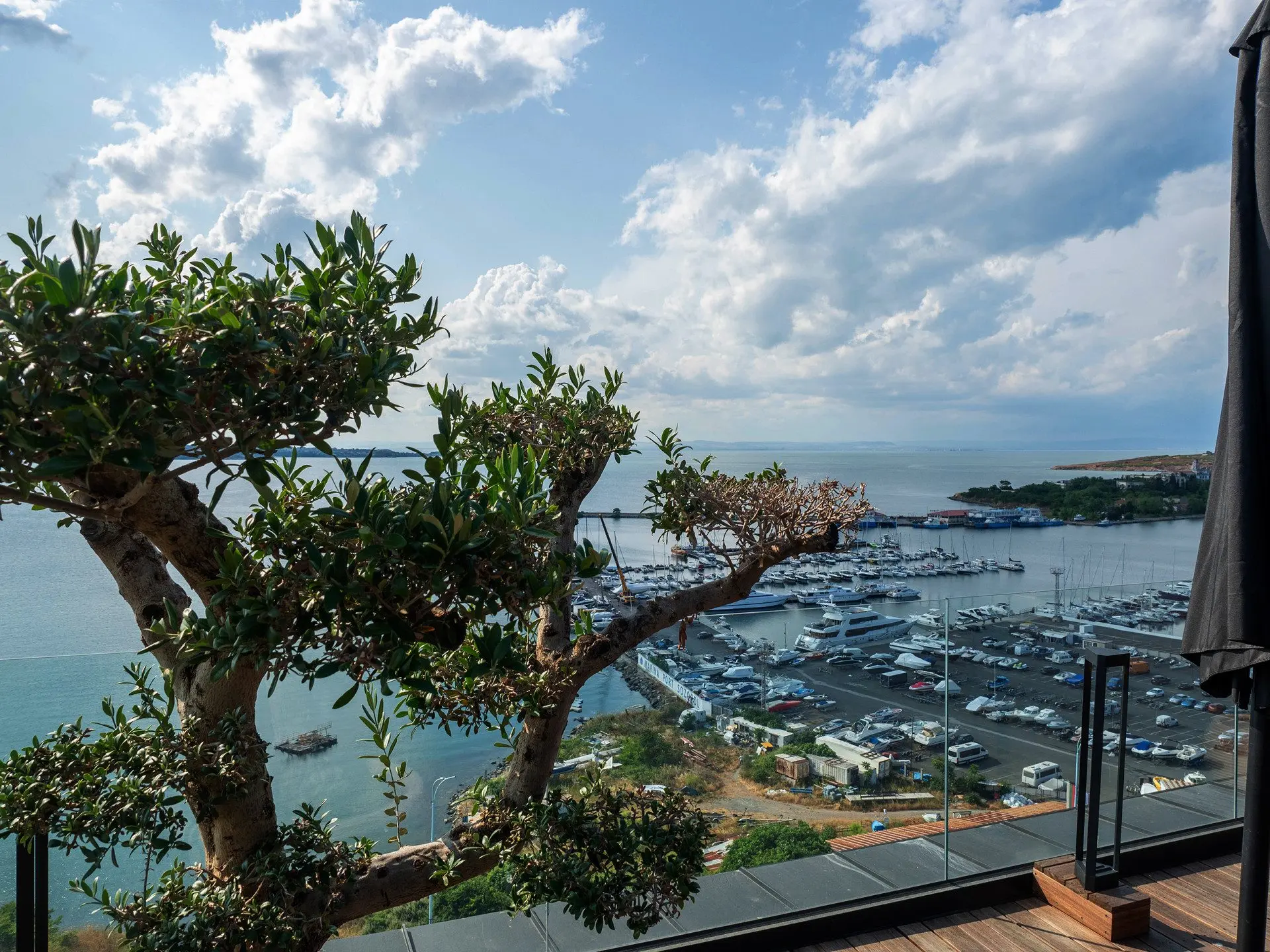 Penthouse with an infinity pool and a view of Marina Port Sozopol