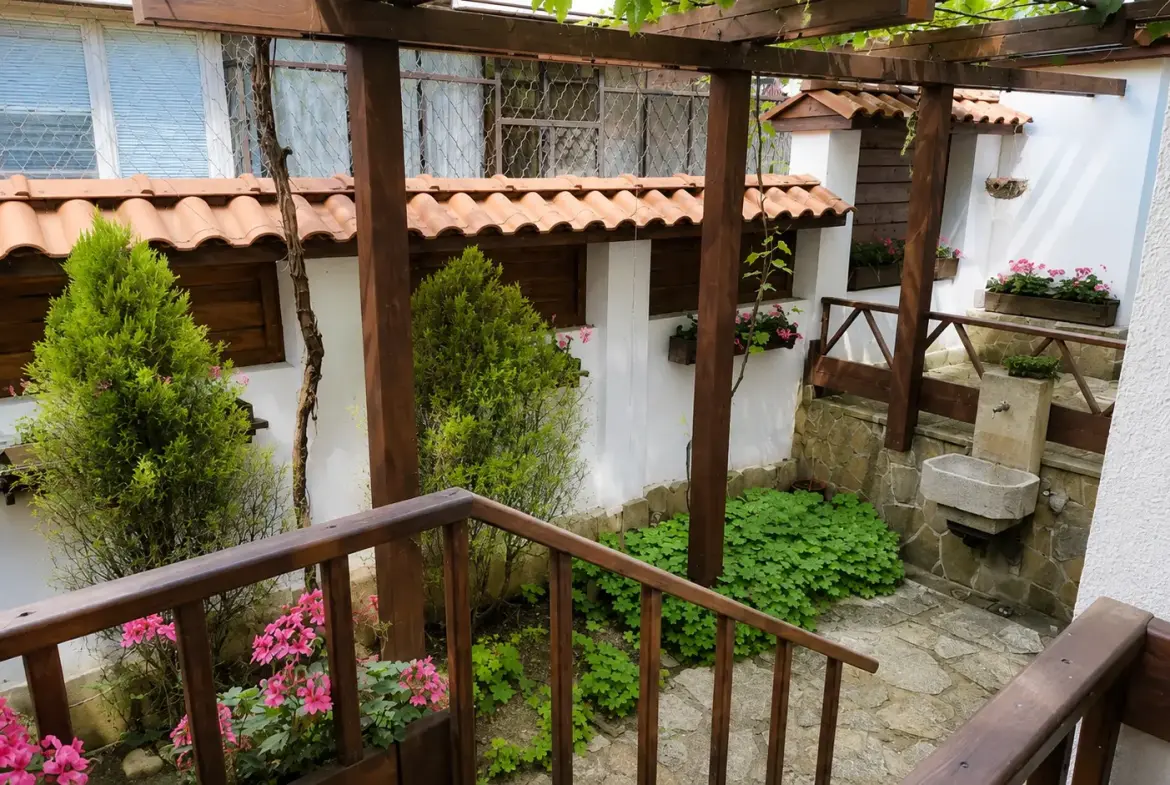Detached house located in the heart of the old town and the iconic Greek Quarter