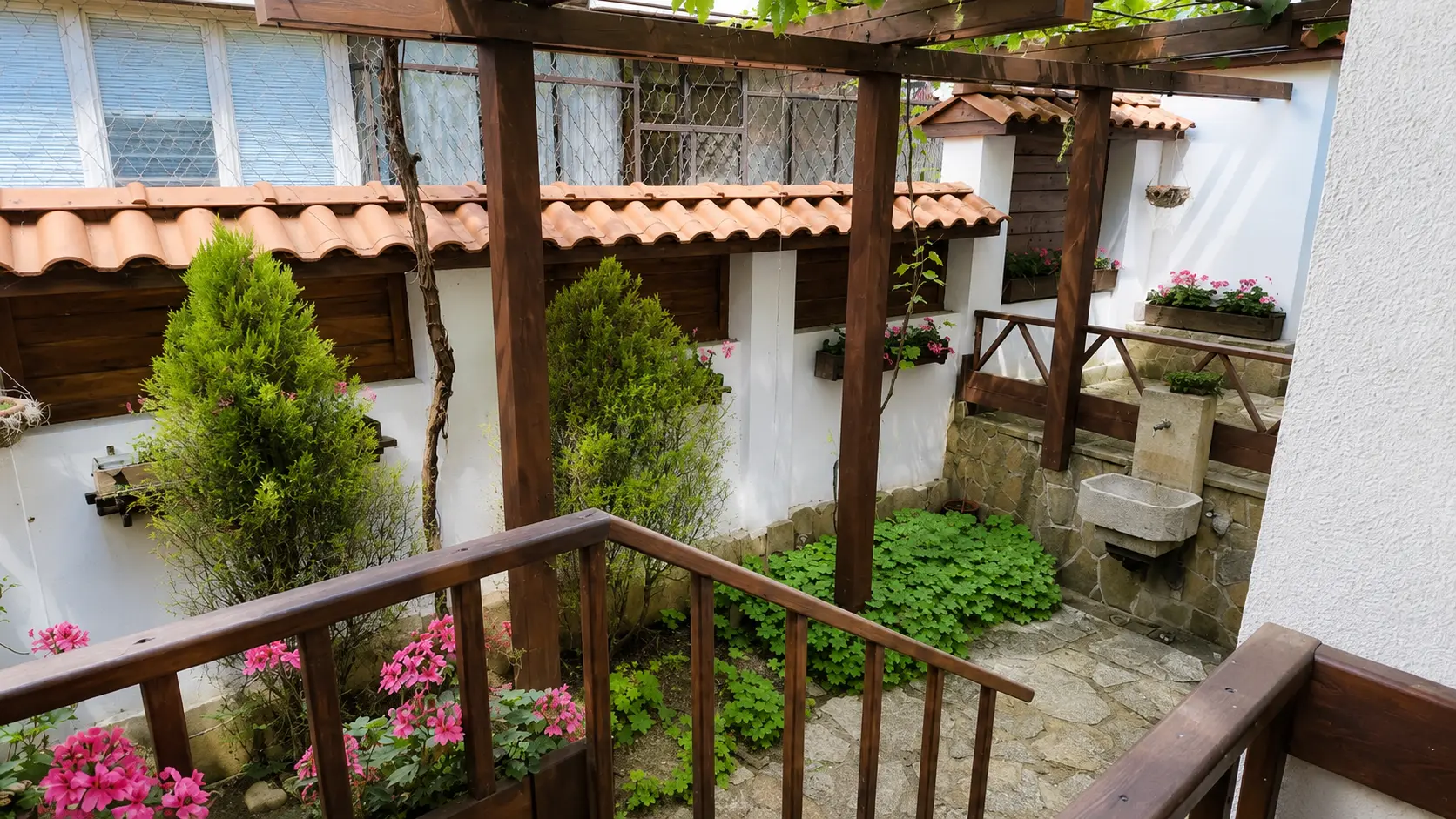 Detached house located in the heart of the old town and the iconic Greek Quarter