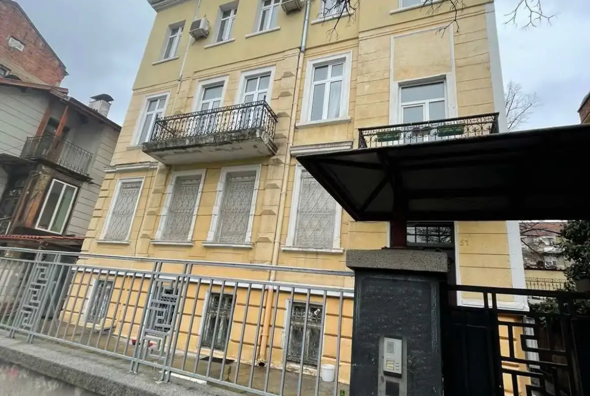 Spacious floor of an aristocratic house in the ideal center of Sofia for sale
