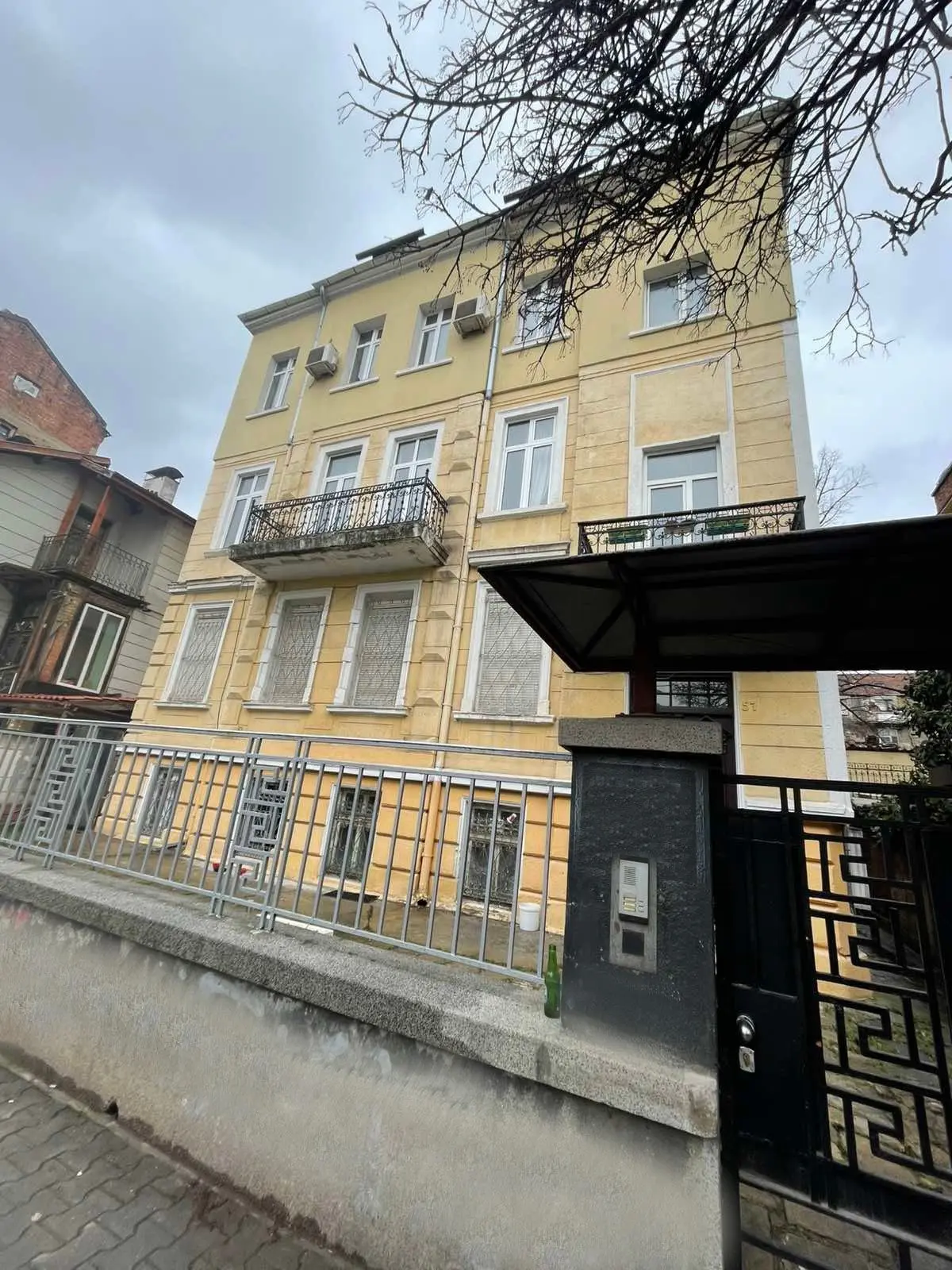 Spacious floor of an aristocratic house in the ideal center of Sofia for sale