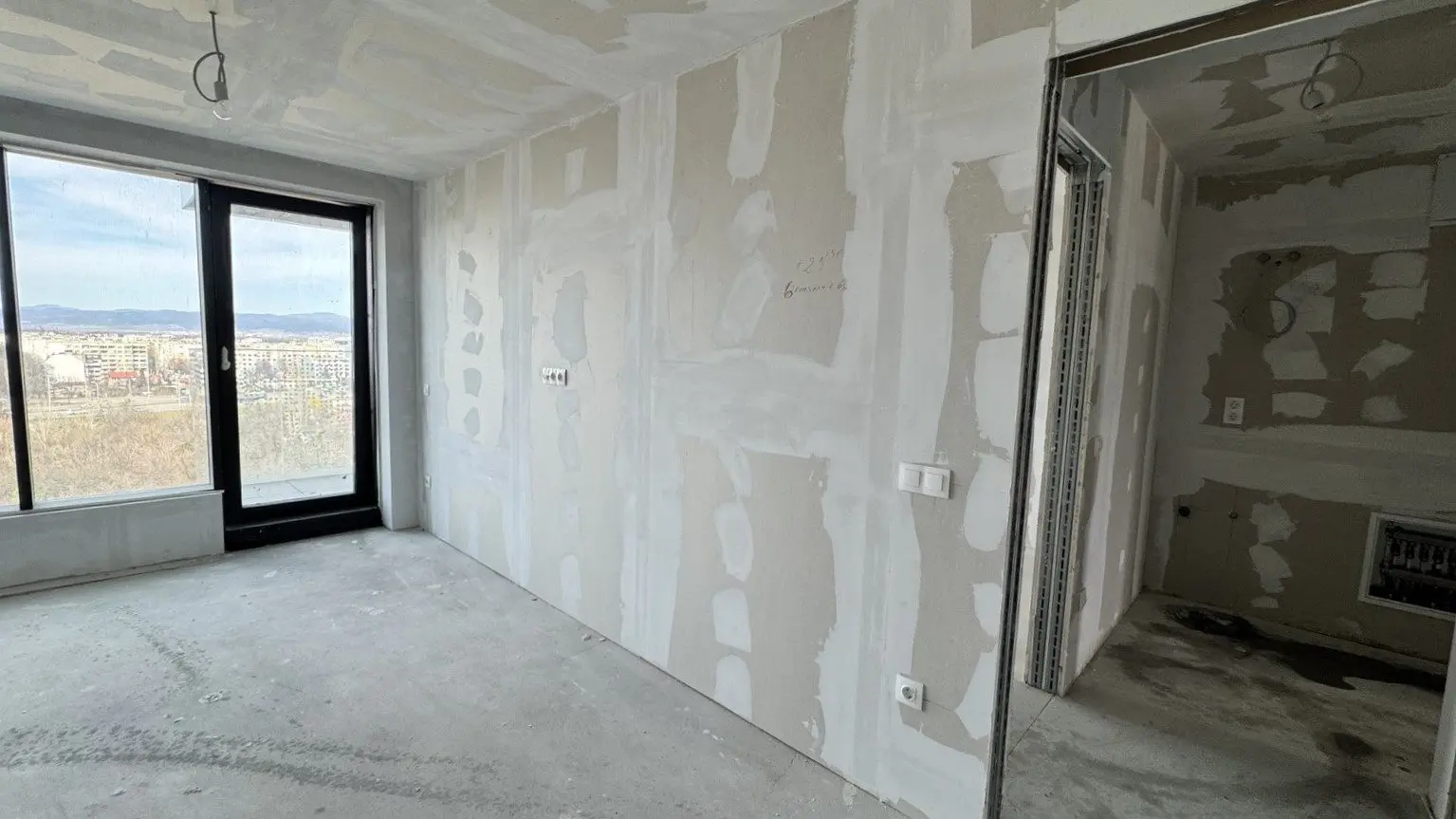 c56bc485181e6fdfa1dbce120f0180a8 Two-bedroom apartment in a luxury complex near Zaimov Park