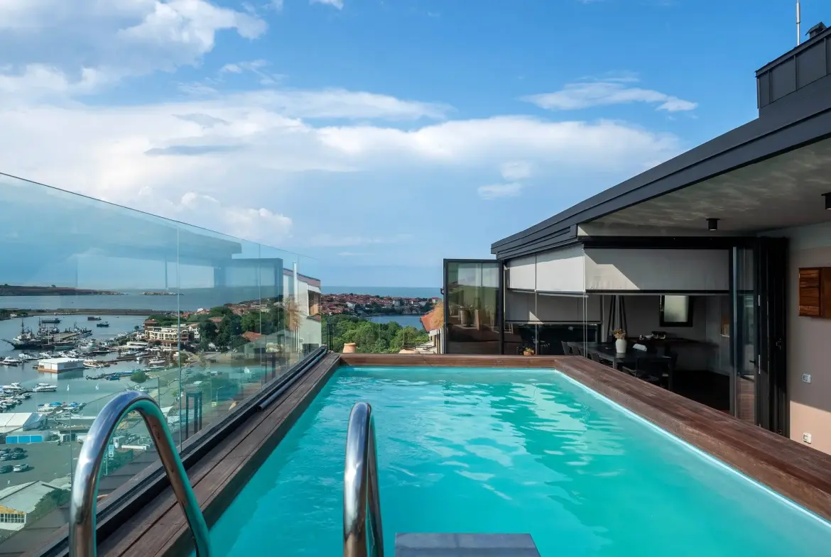 Penthouse with an infinity pool and a view of Marina Port Sozopol