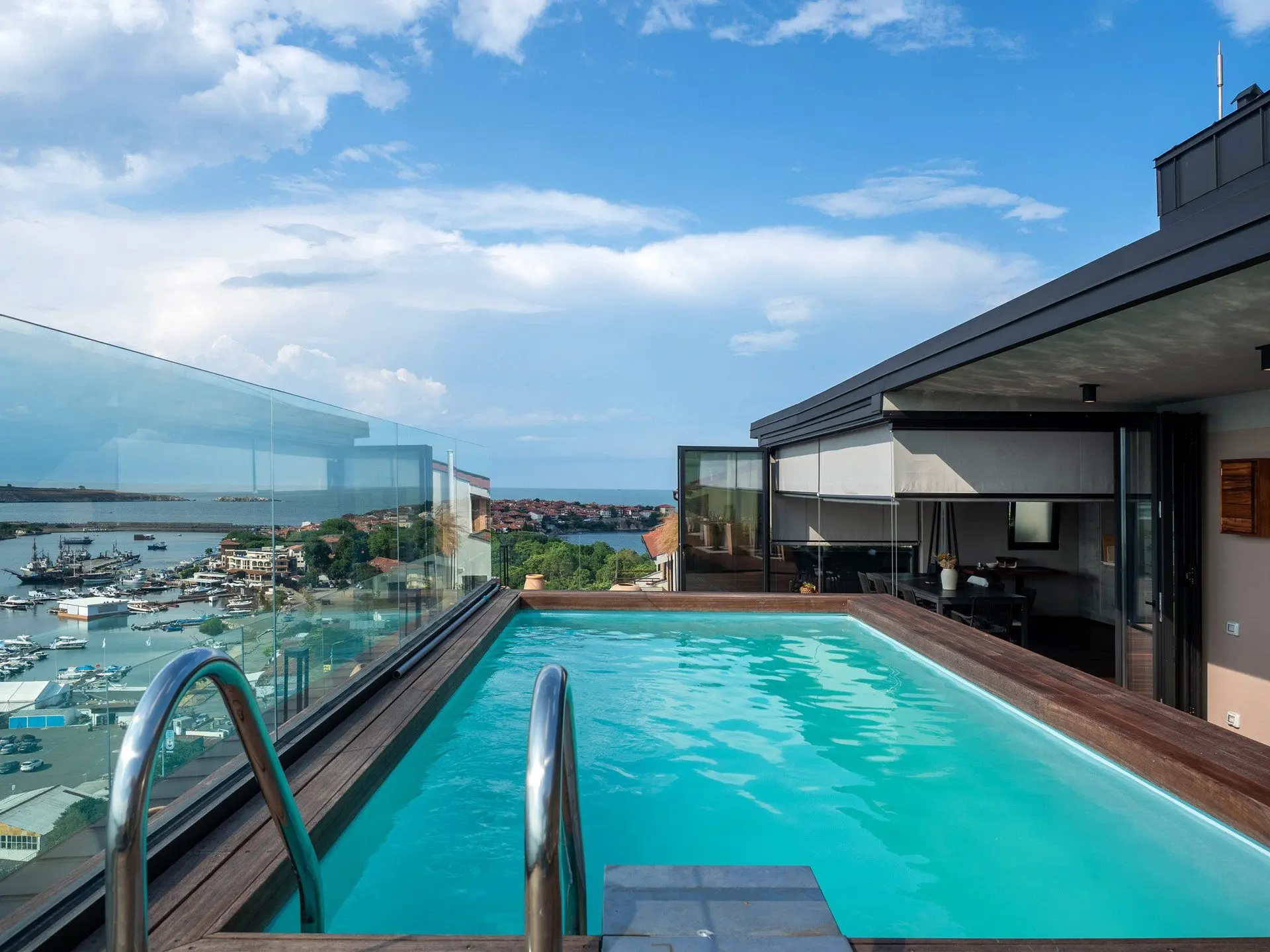 Penthouse with an infinity pool and a view of Marina Port Sozopol