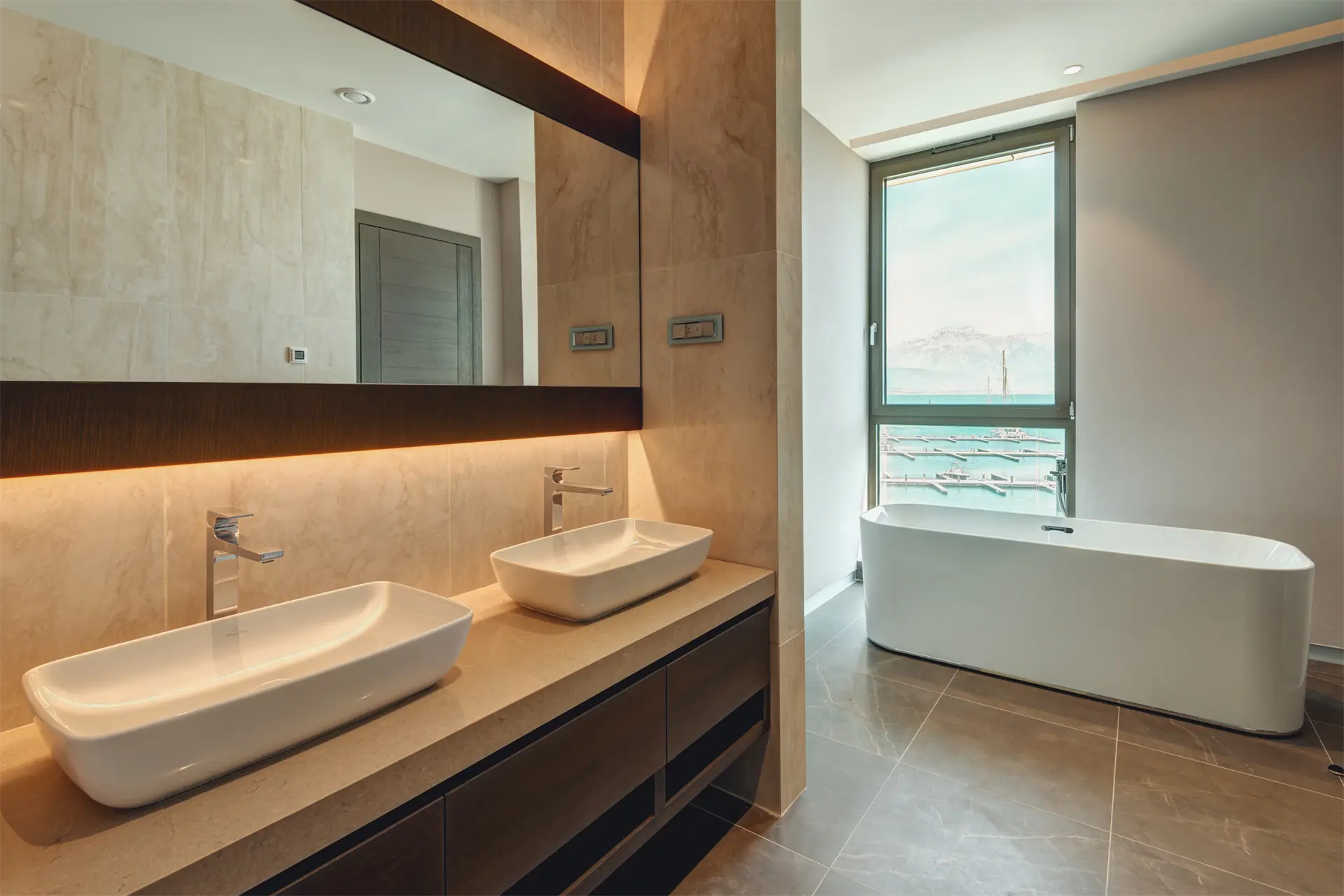 Spacious and modern three-bedroom apartment in Marina Residences