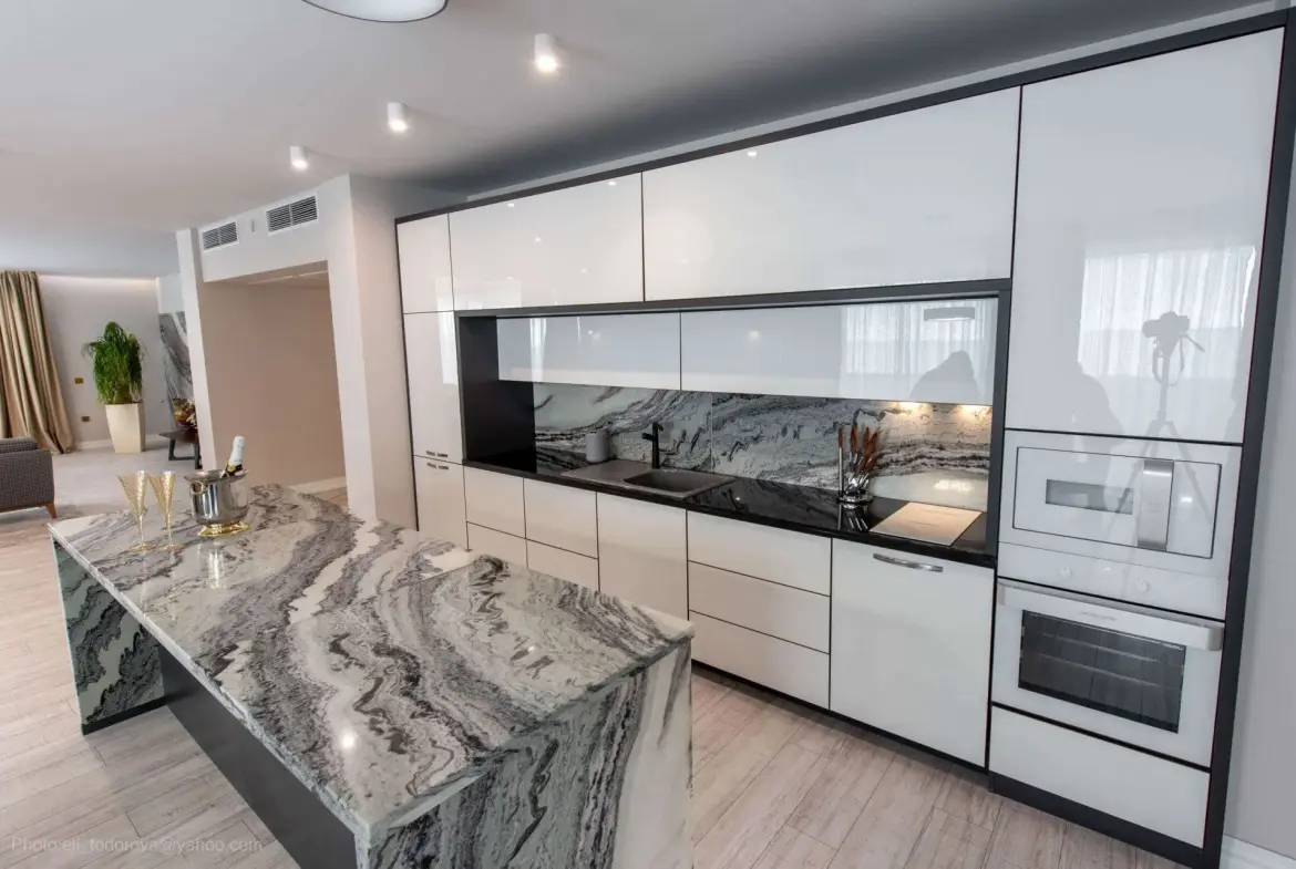 Luxury apartment next to the beach with a sea view