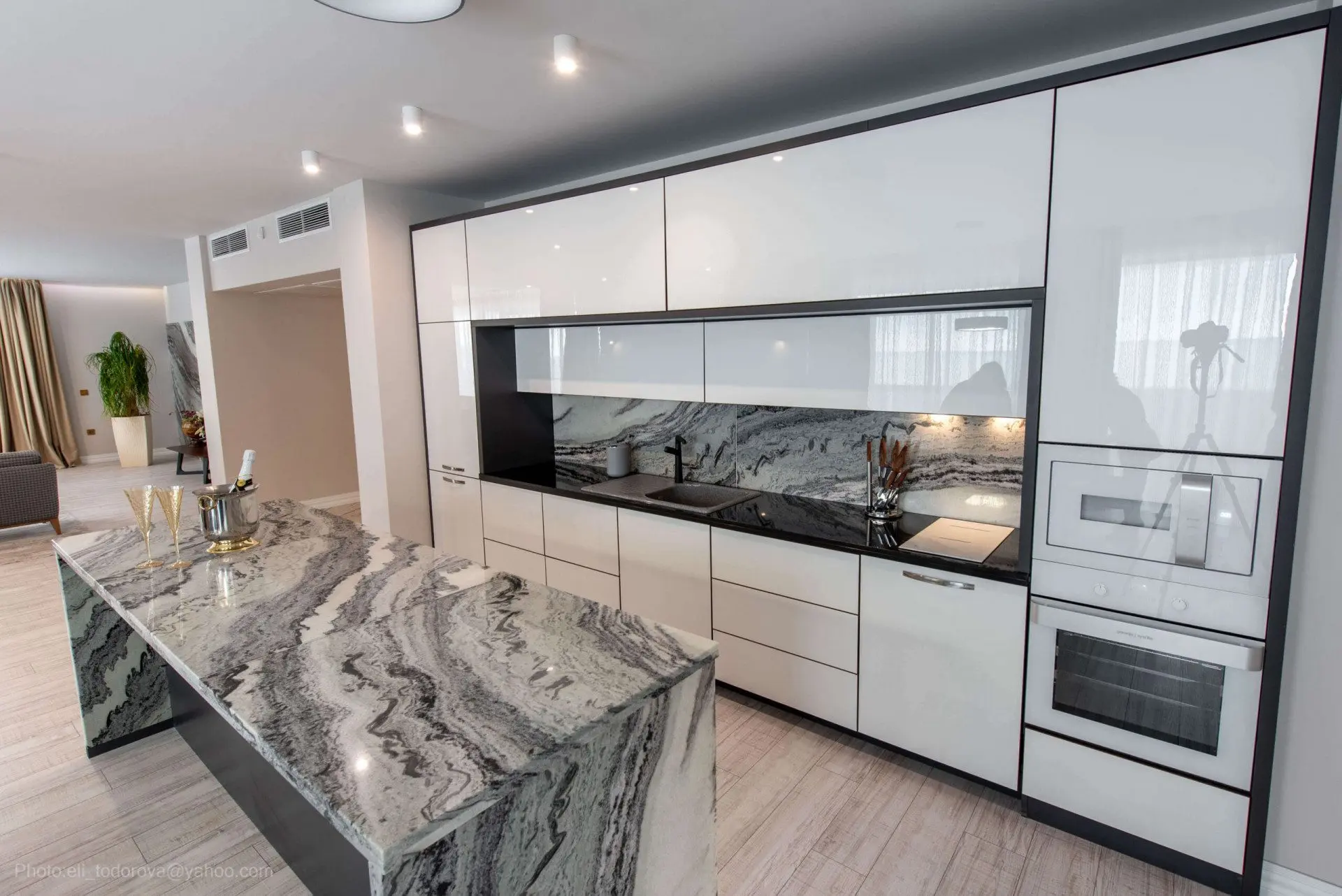 Luxury apartment next to the beach with a sea view