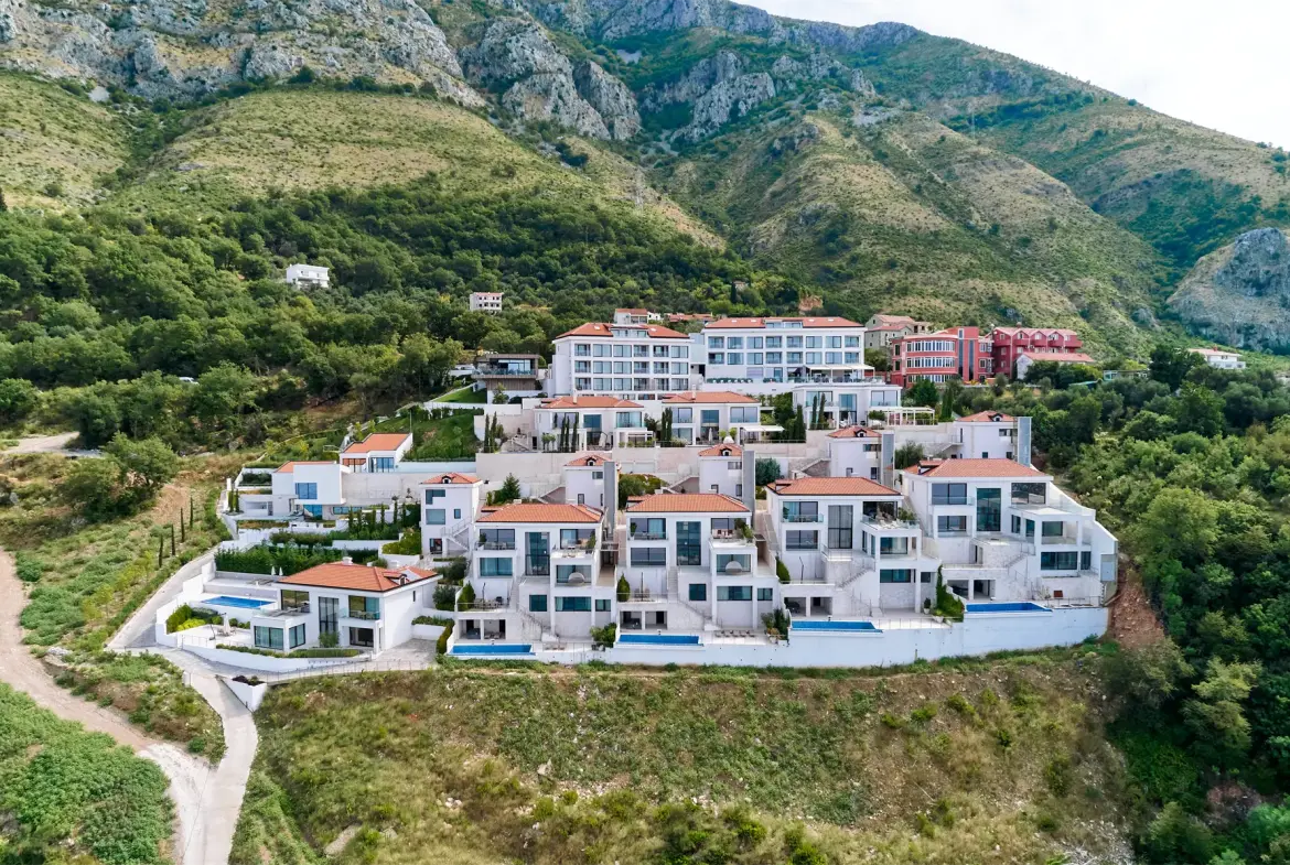 Luxury four-bedroom Villa in Rezevici