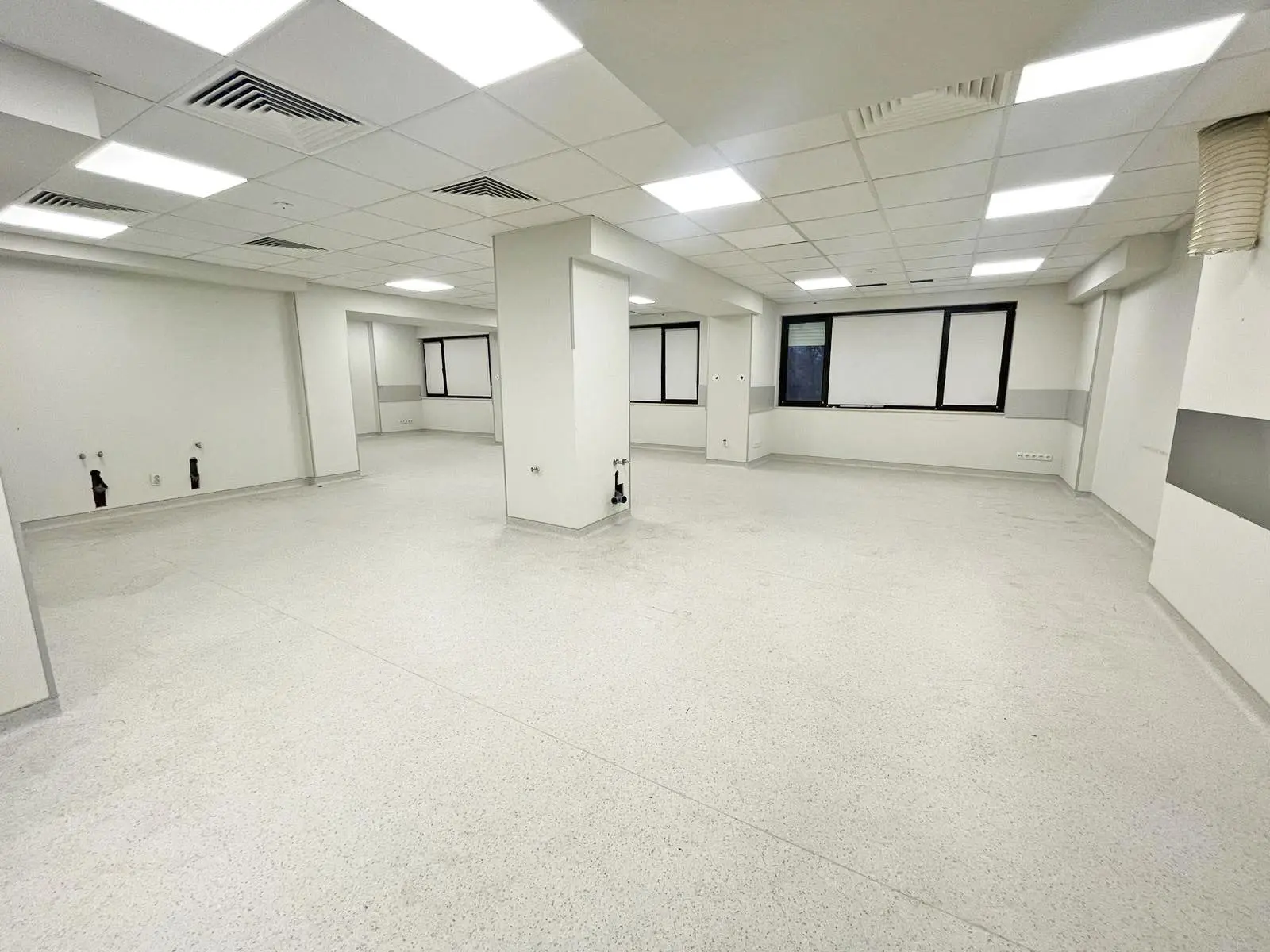 Spacious office with a top location on Moskovska Street for sale