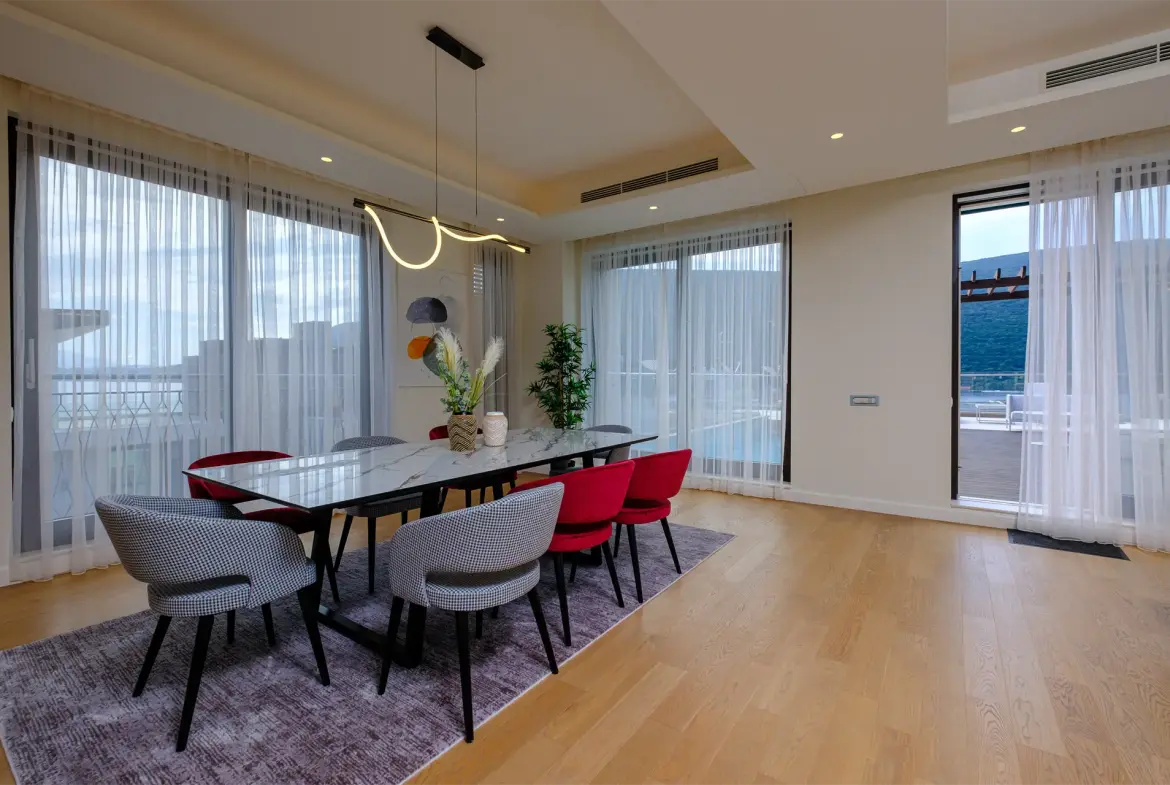 Luxurious 3-Bedroom Duplex with pool