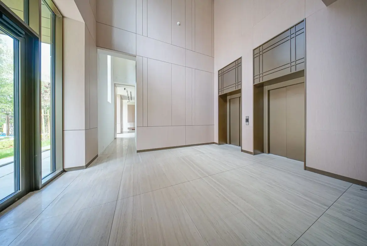 Multi-room apartment in a new elegant building on Cherni Vrah Blvd. for sale