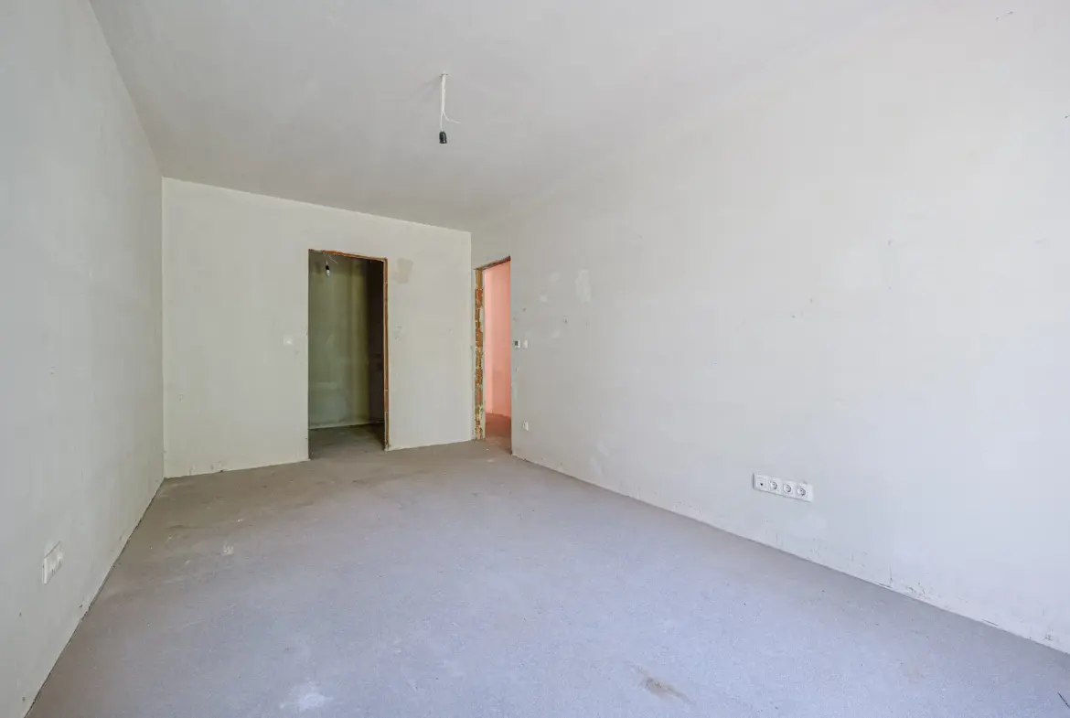 Apartment with a spacious private yard and a garage with direct indoor access in downtown Sofia