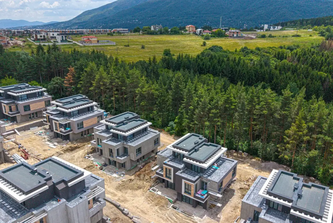 Single-family house in a family complex in Gorna Banya for sale