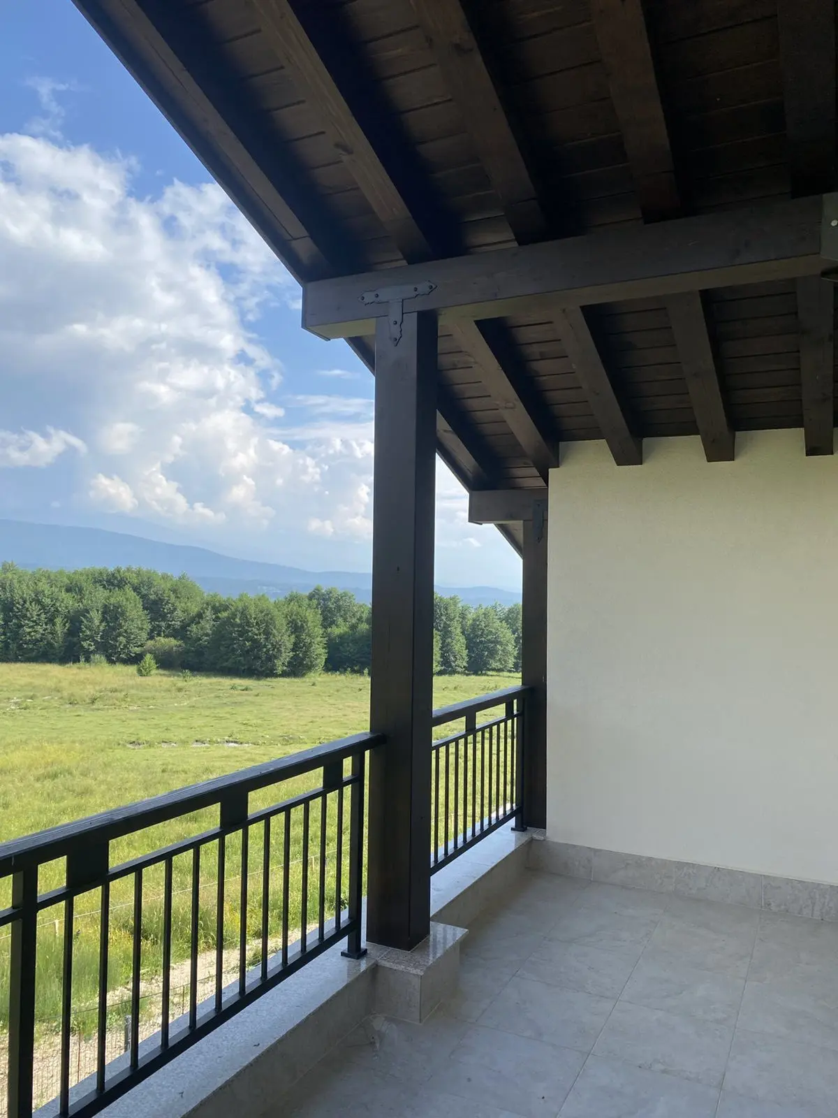 cf14f79f311a71556faefc7c7007eed1 House with panoramic views and private yard in a villa village near Pirin Golf