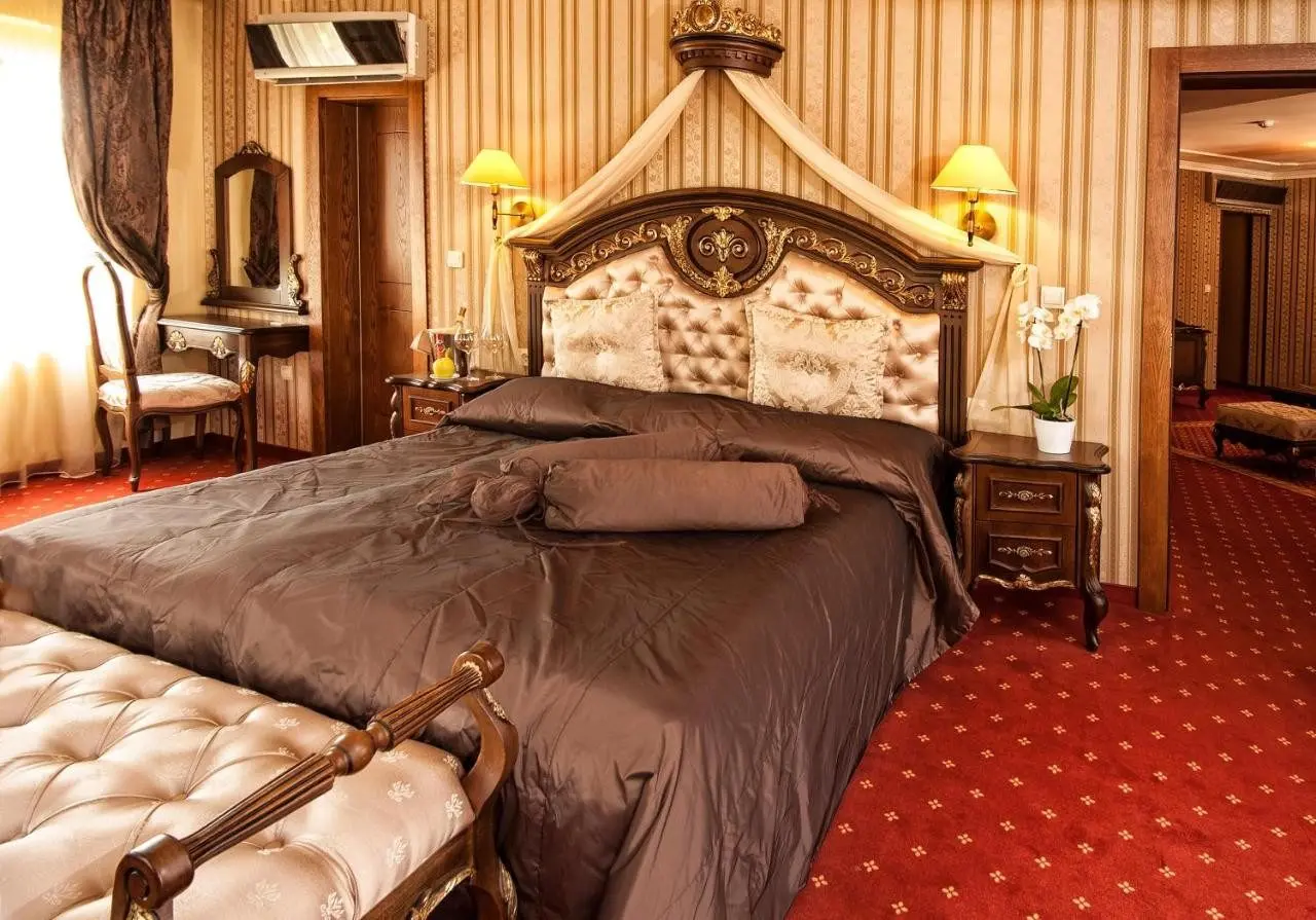Hotel with restaurant in Hisarya for sale