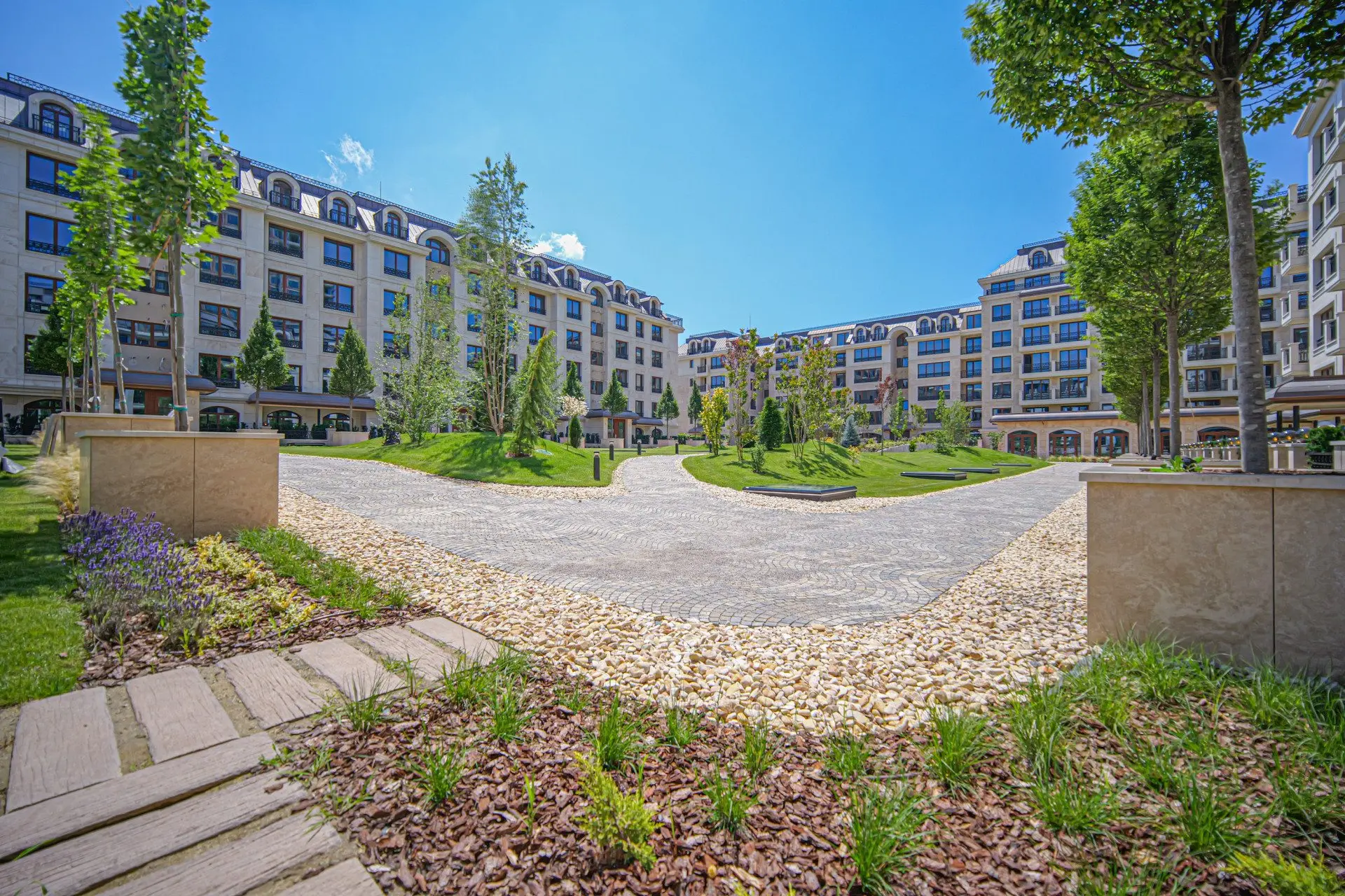 cf7b62f24e4f2e142d47d8622e312d4a-1 One-of-a-kind penthouse with 360-degree views
