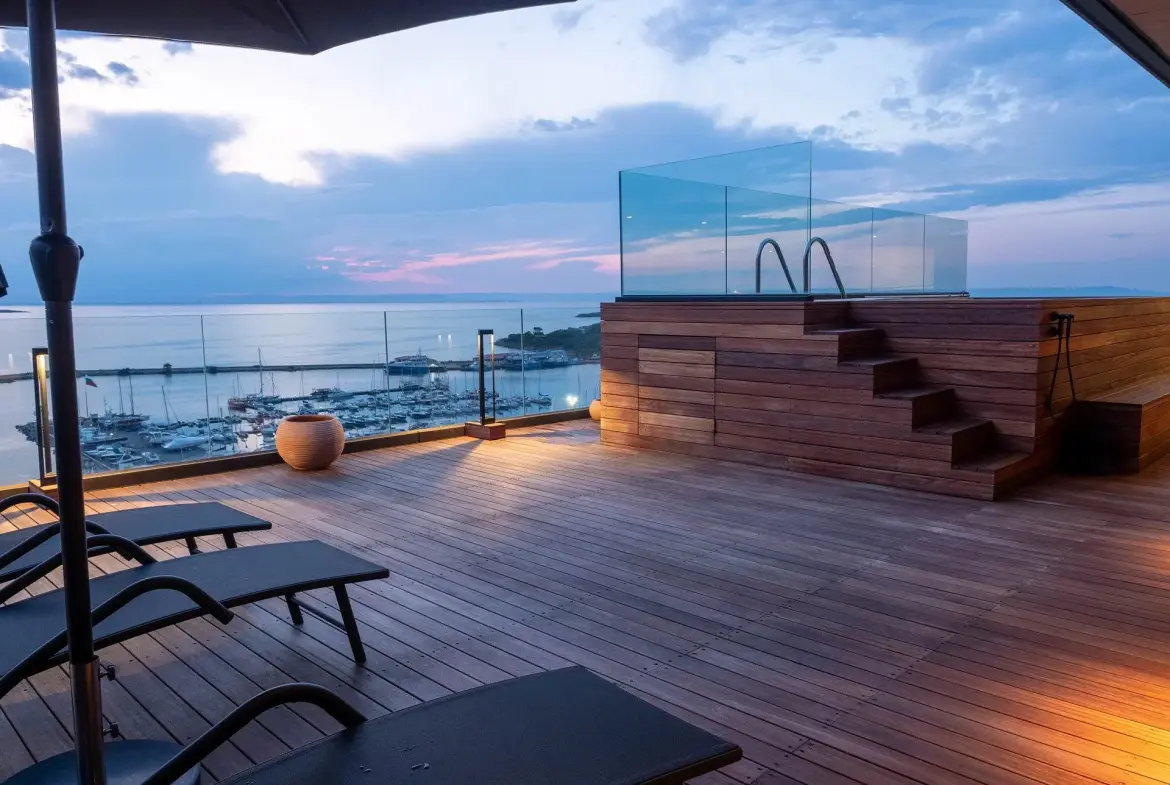Penthouse with an infinity pool and a view of Marina Port Sozopol