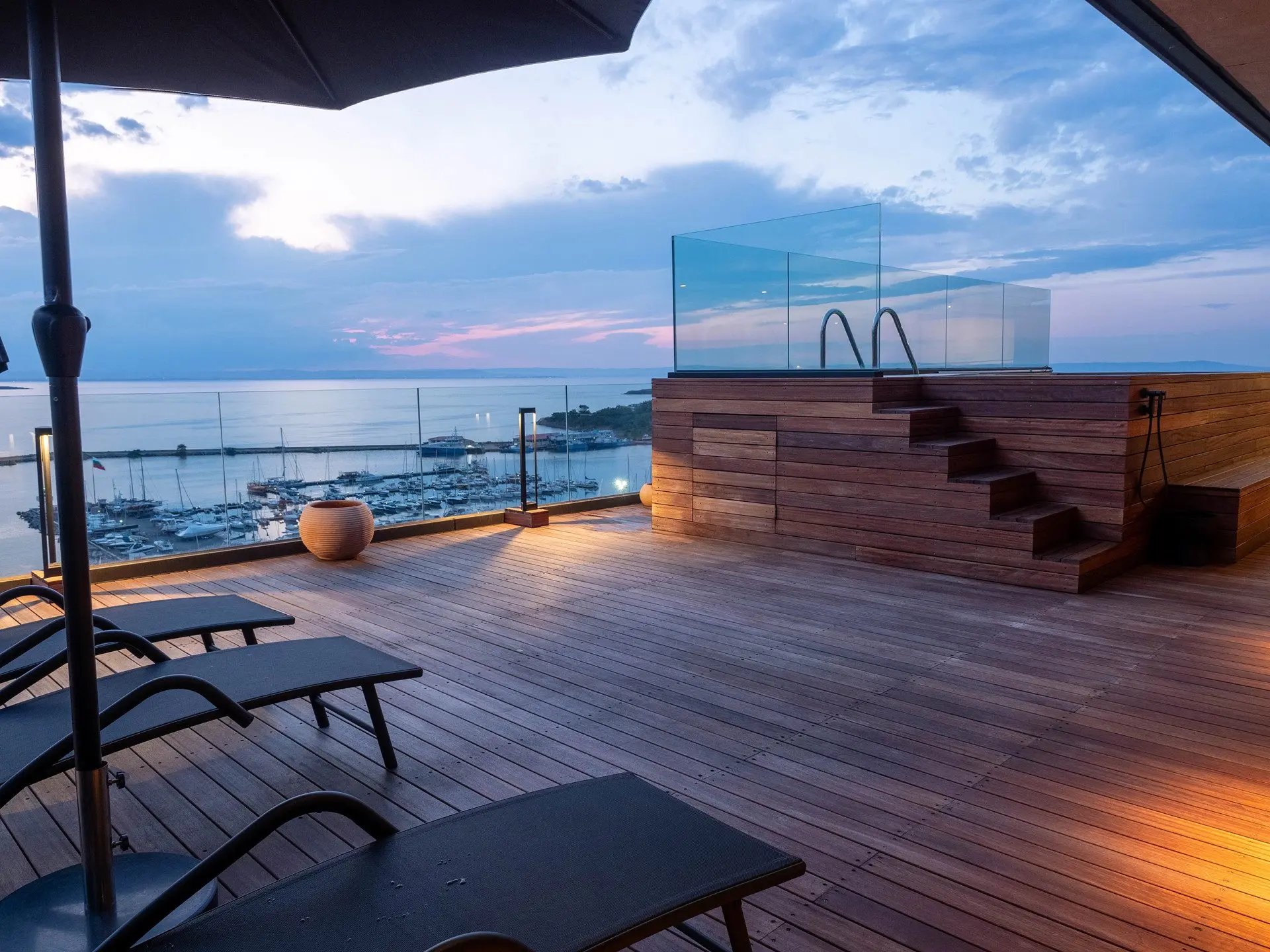 Penthouse with an infinity pool and a view of Marina Port Sozopol