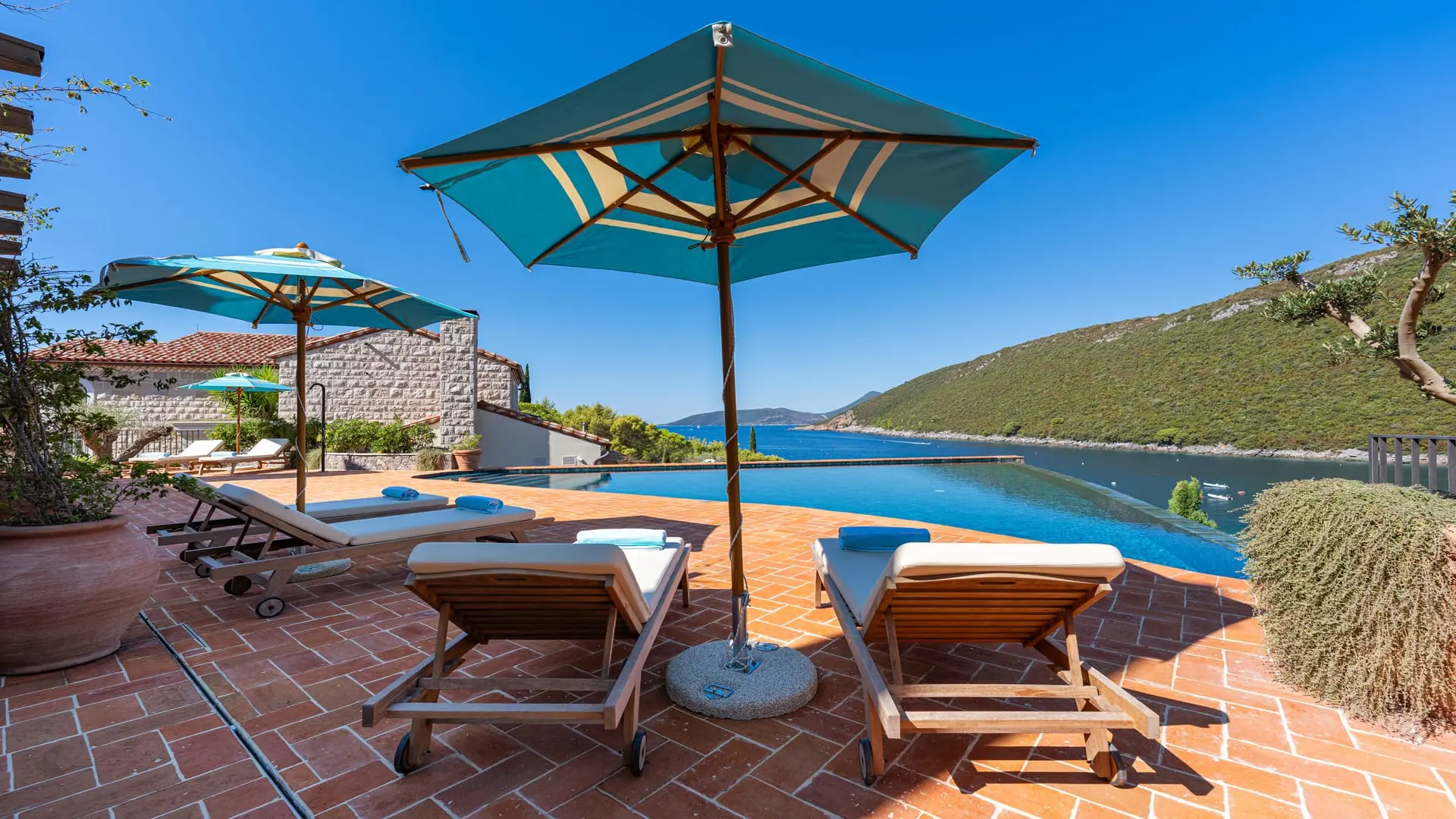 Luxurious Waterfront Villa with Swimming Pool
