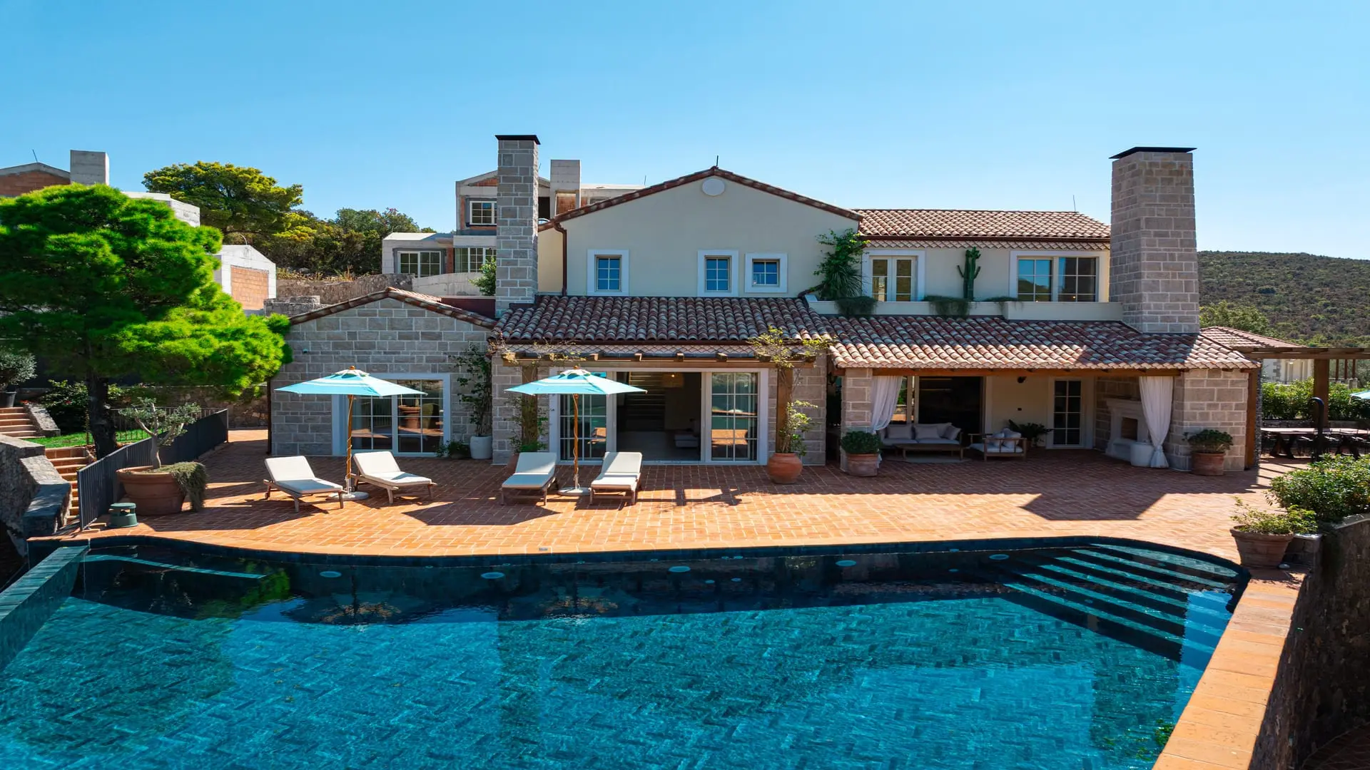 Luxurious Waterfront Villa with Swimming Pool