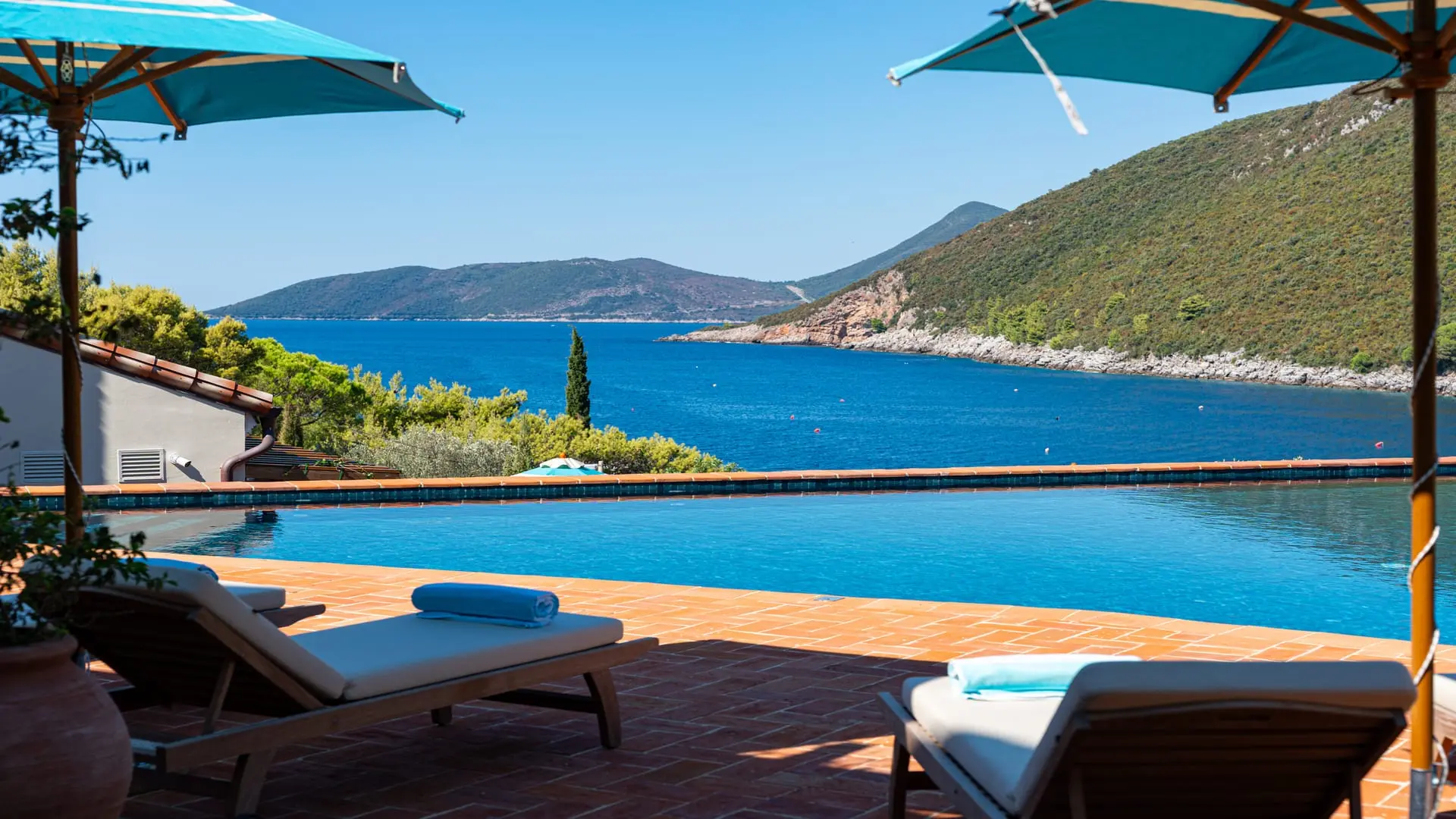 Luxurious Waterfront Villa with Swimming Pool