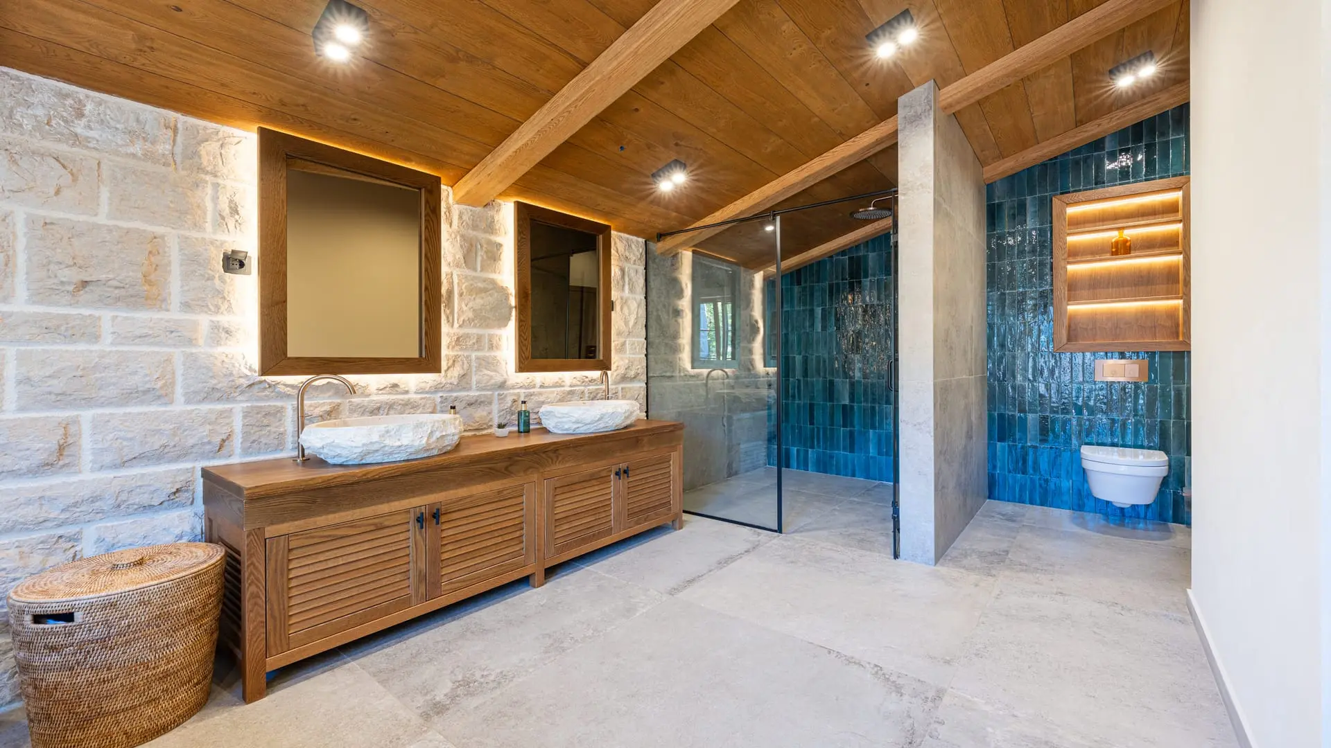 Luxurious Waterfront Villa with Swimming Pool